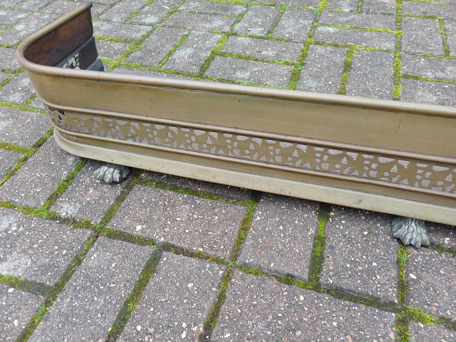 photo vinterior Antique Early 20th Century Brass Fireplace Fender Pierced Fire Curb With Claw Feet Traditional Hearth Guard Fireside Brass
