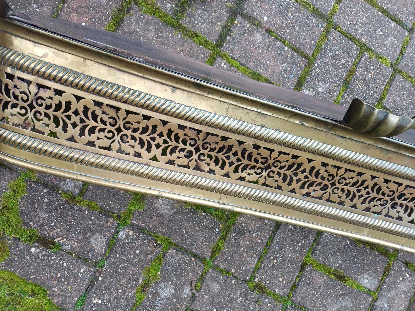 Late Victorian Ornate Brass Fireplace Fender Pierced Decorative Fire Curb With Claw Feet Antique Hearth Guard Fire Iron Stand photo vinterior