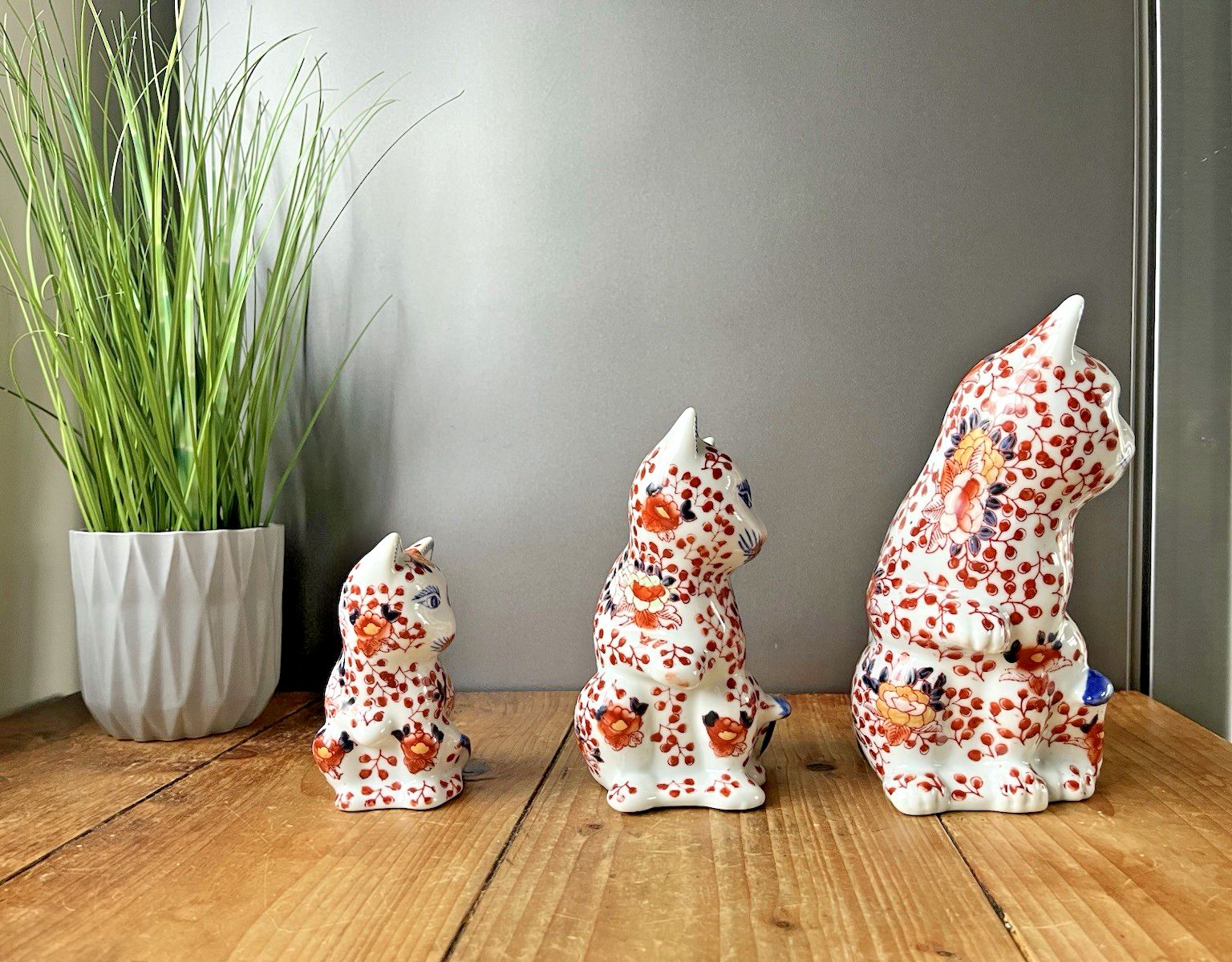 Graduated Set Of 3 1950's Japanese Imari Zhenya Zangwan Mantel Cat Ornaments photo Art