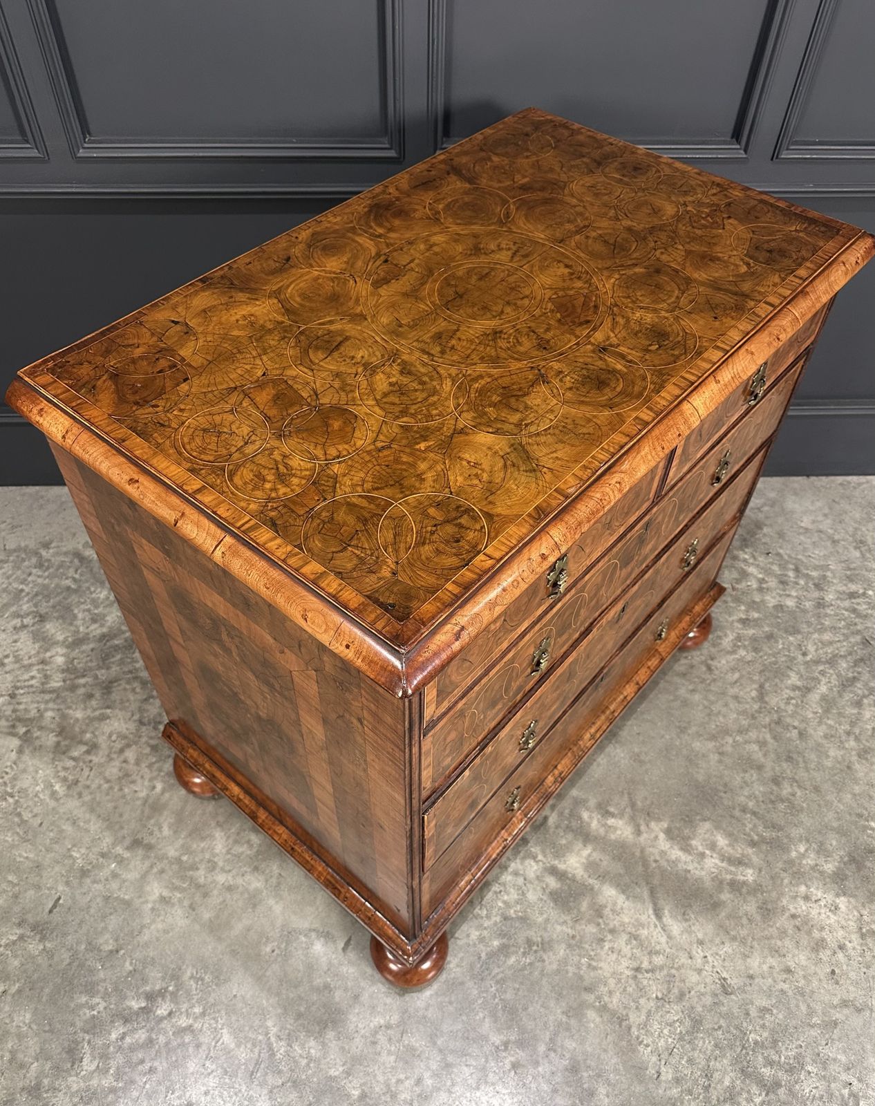Exceptional William & Mary Oyster Veneered Chest Of Drawers photo for sale