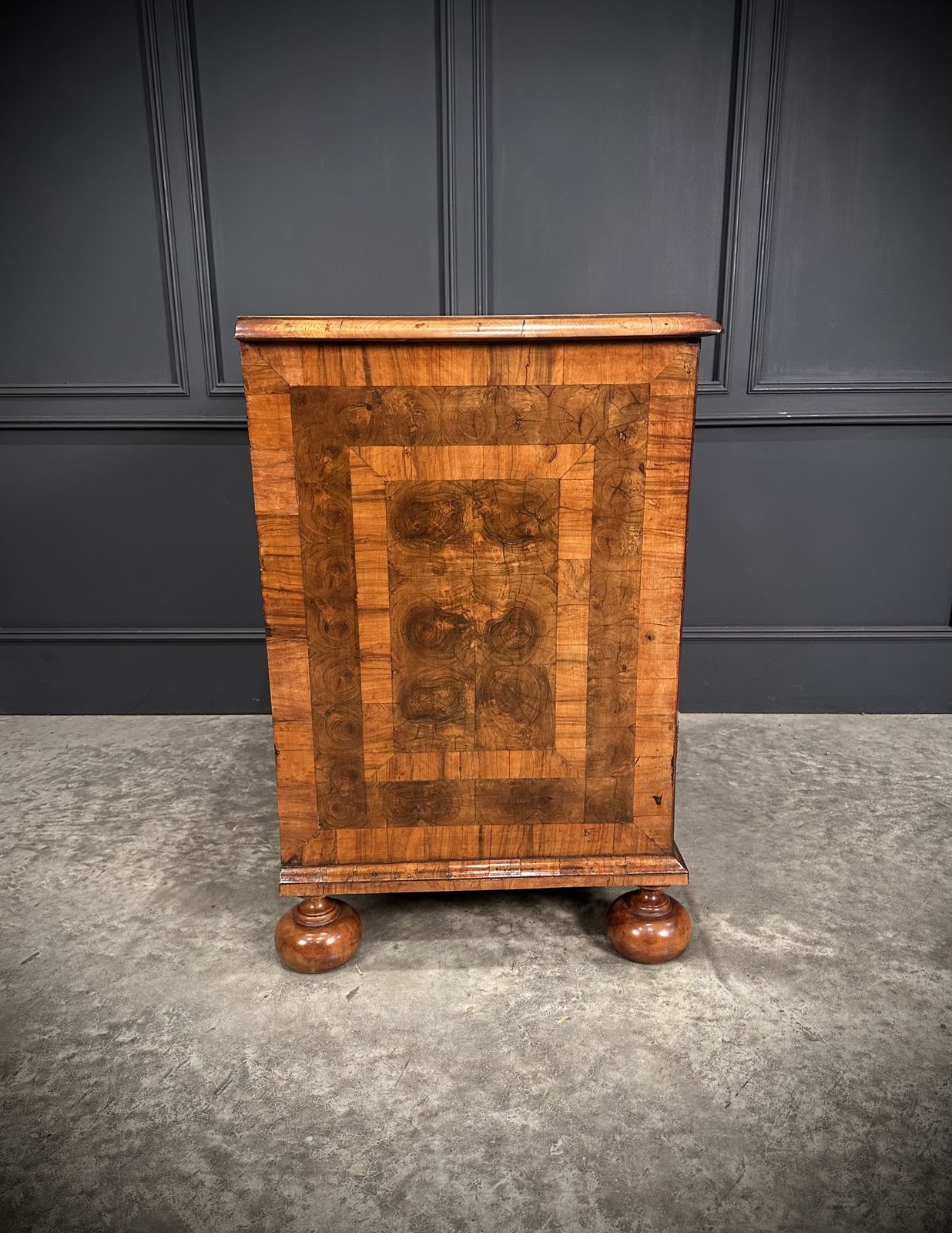 photo vintage Exceptional William & Mary Oyster Veneered Chest Of Drawers