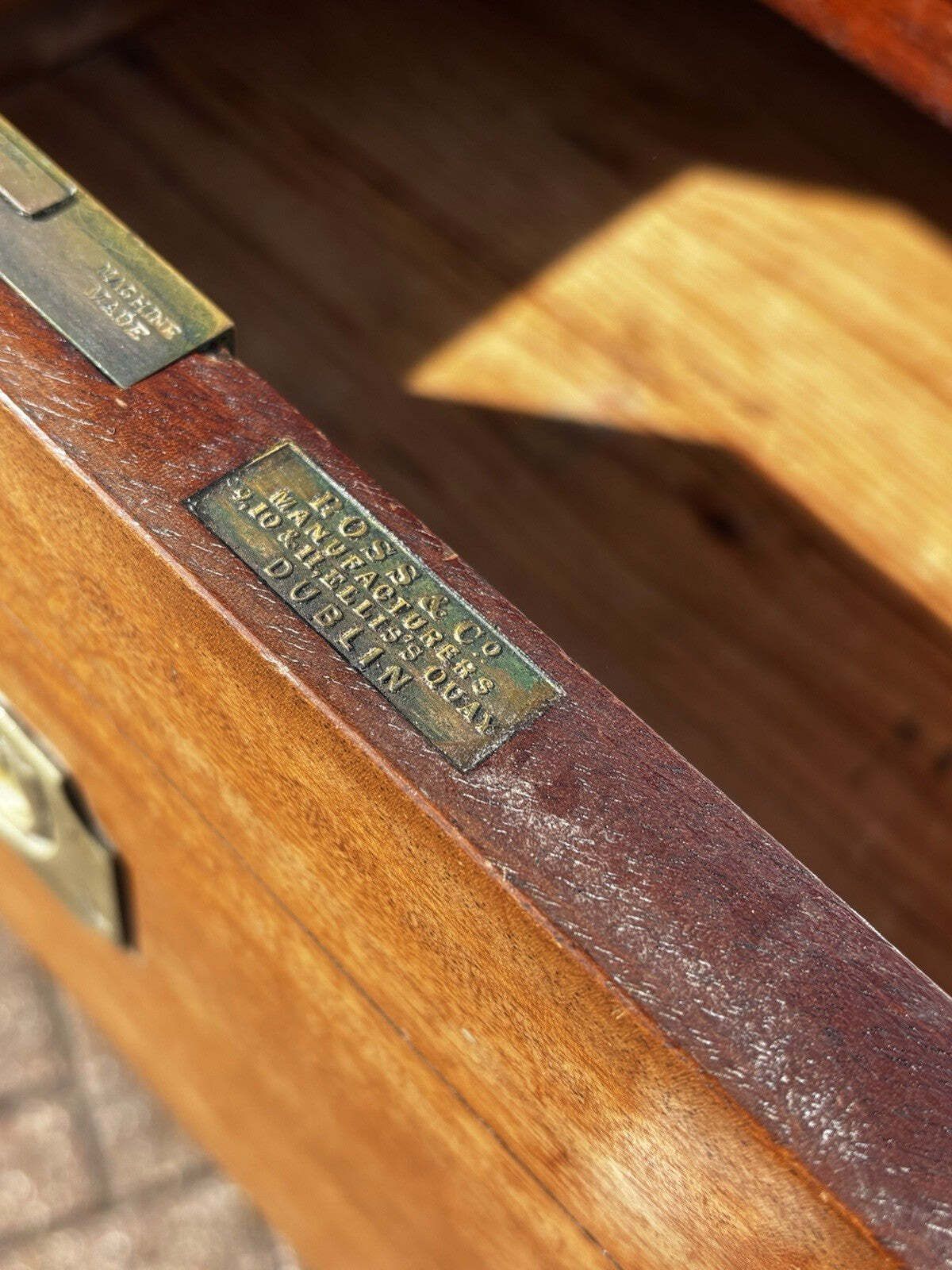photo vintage Brass Bound Mahogany Campaign Chest, Stamped Ross & Co, Dublin, Superb Quality.
