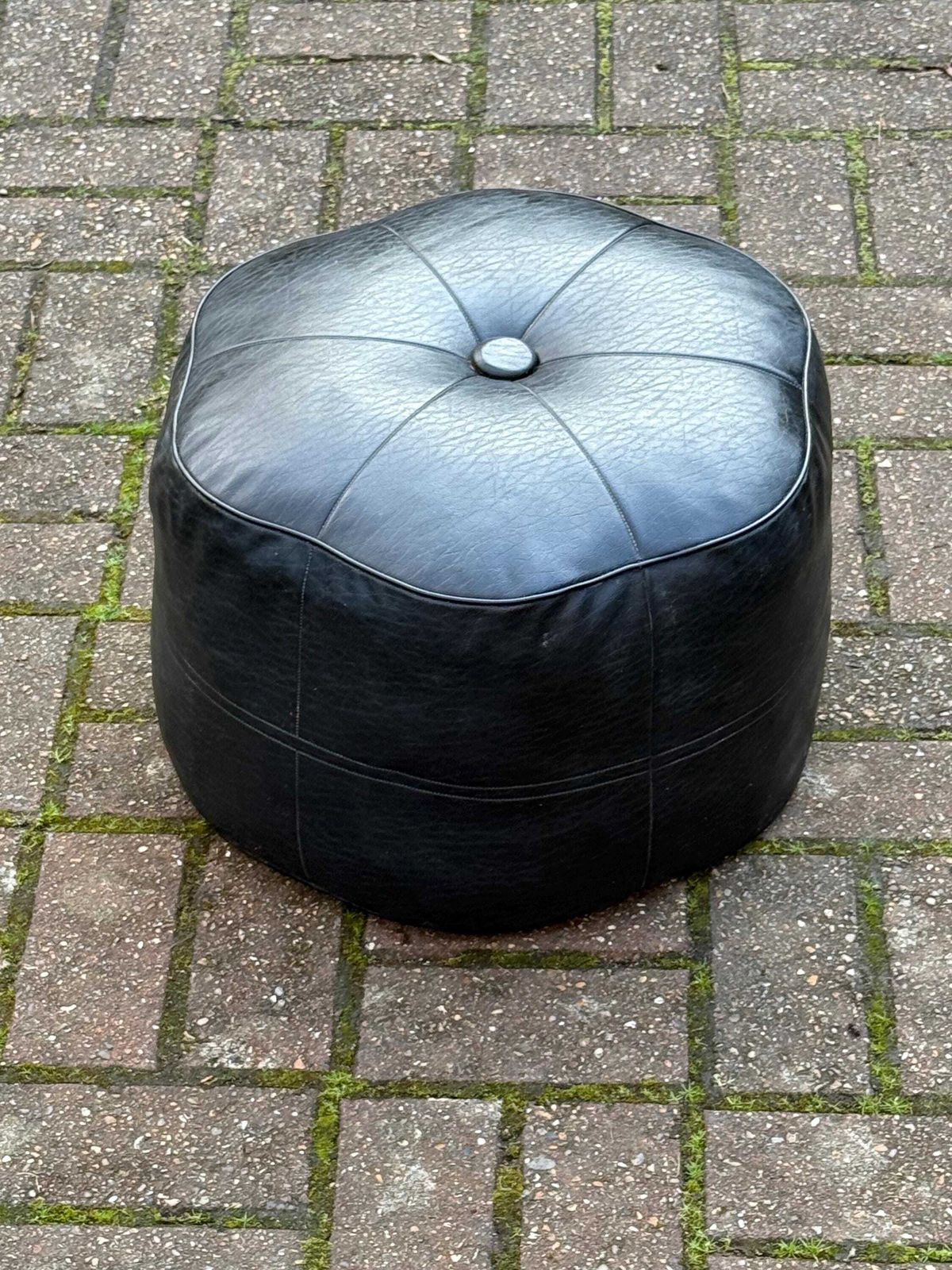 photo vintage Rare Flower Shaped Vintage Sherborne Leatherette Pouffe Footstool Black Mid Century Ottoman Lounge Accent Stool