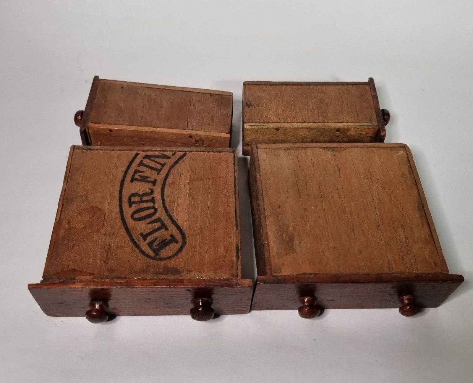 photo furniture Vintage Miniature Wooden Chest Of Drawers Scratch Made Cigar Boxes Table Top