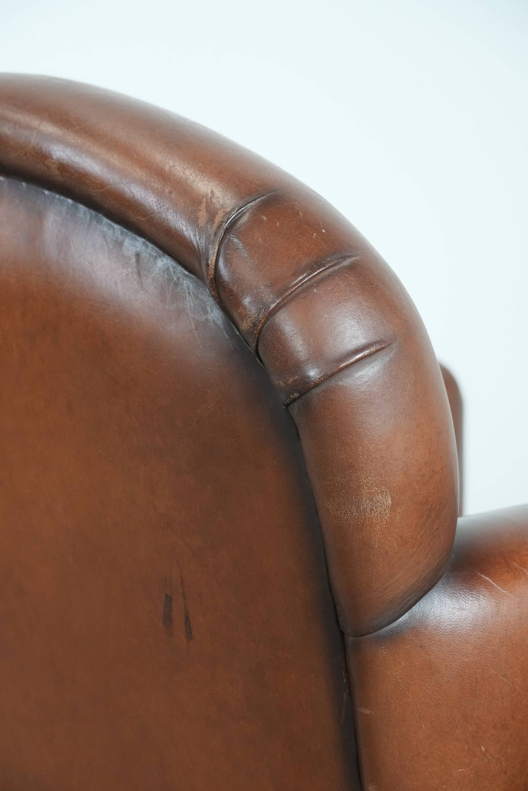 photo vinterior Beautifully Shaped Sheep Leather Art Deco Design Armchair With Timeless And Warm Colors
