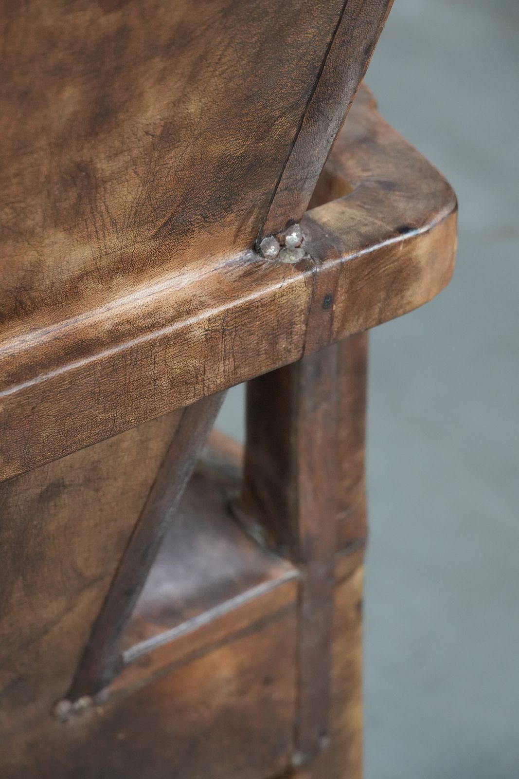 photo vinterior Bijzondere Antieke Schapenleren Stoel / Fauteuil Met Noord Afrikaans Design