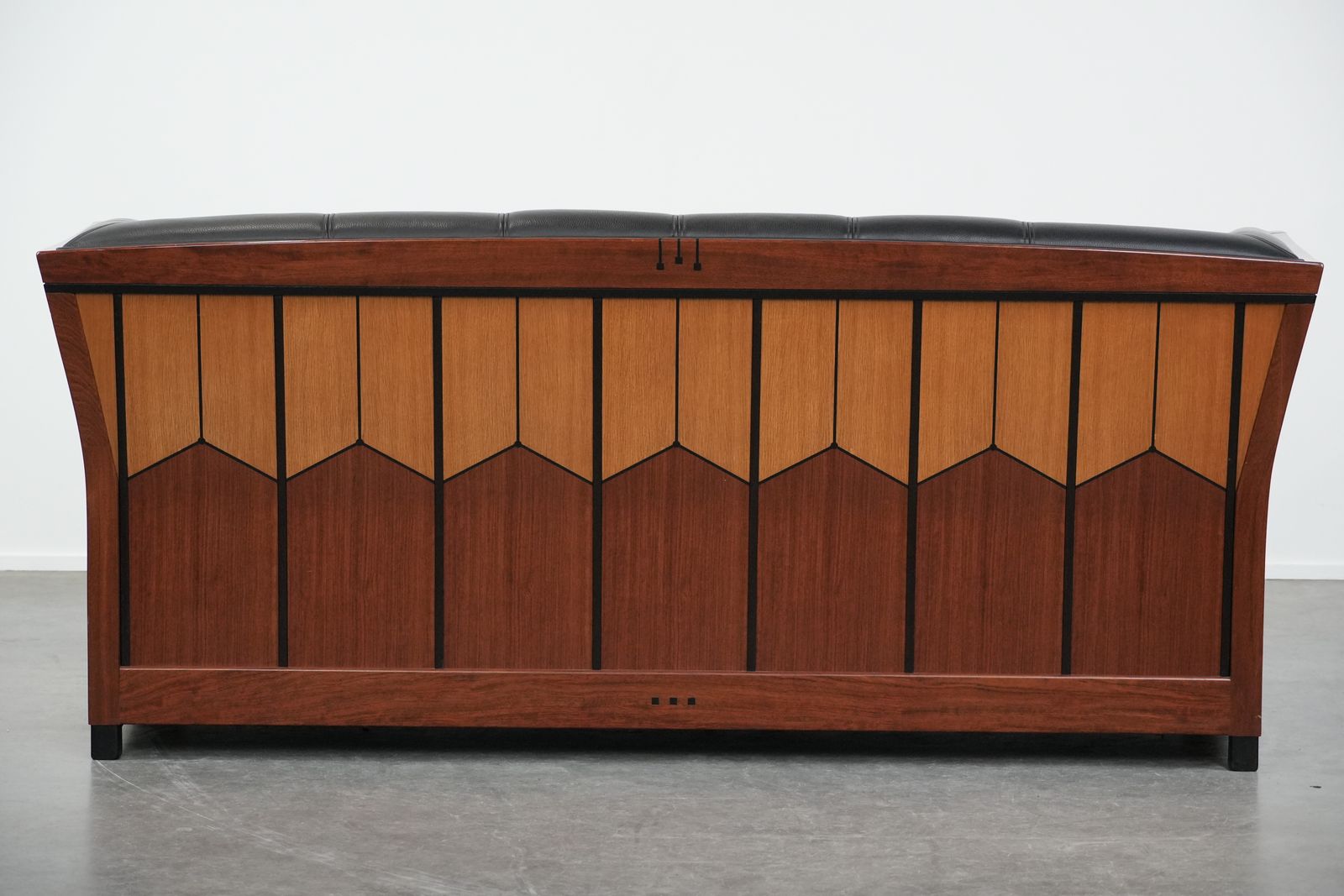 Indrukwekkende Art Deco Schuitema 2,5 Zitsbank In Zwart Leer Uit De Decoforma Serie Met Fraai Houtwerk photo for sale