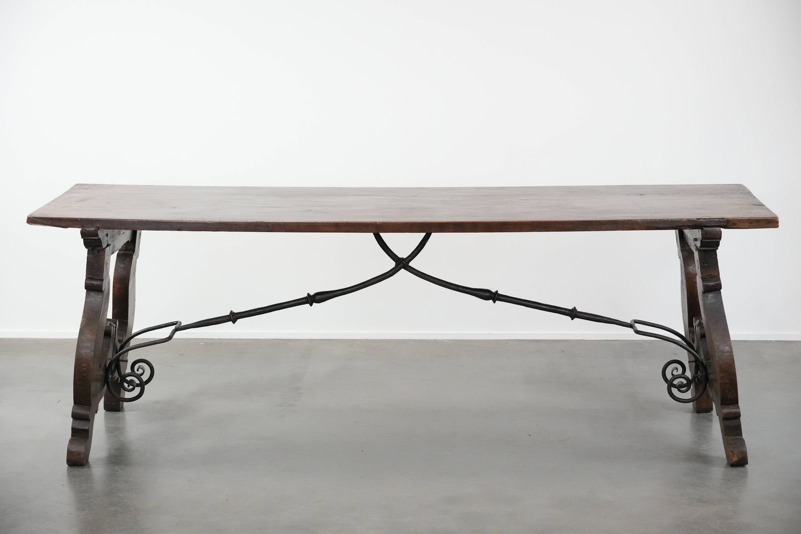 Antieke Spaanse Eettafel Uit De 18e Eeuw Met Smeedijzeren Onderstel In Uitzonderlijk Groot Formaat photo 3039.0