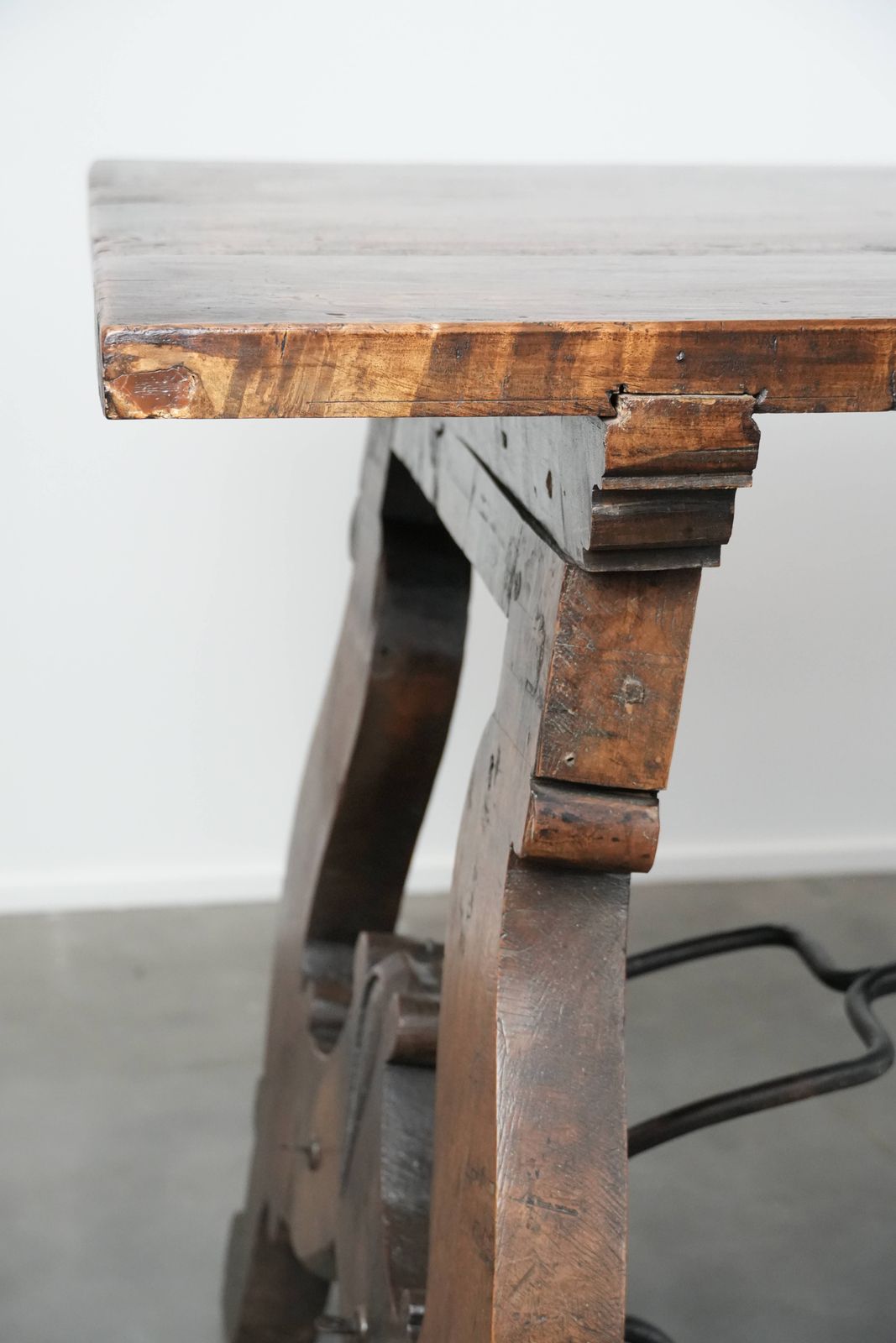Meubels Antieke Spaanse Eettafel Uit De 18e Eeuw Met Smeedijzeren Onderstel In Uitzonderlijk Groot Formaat photo