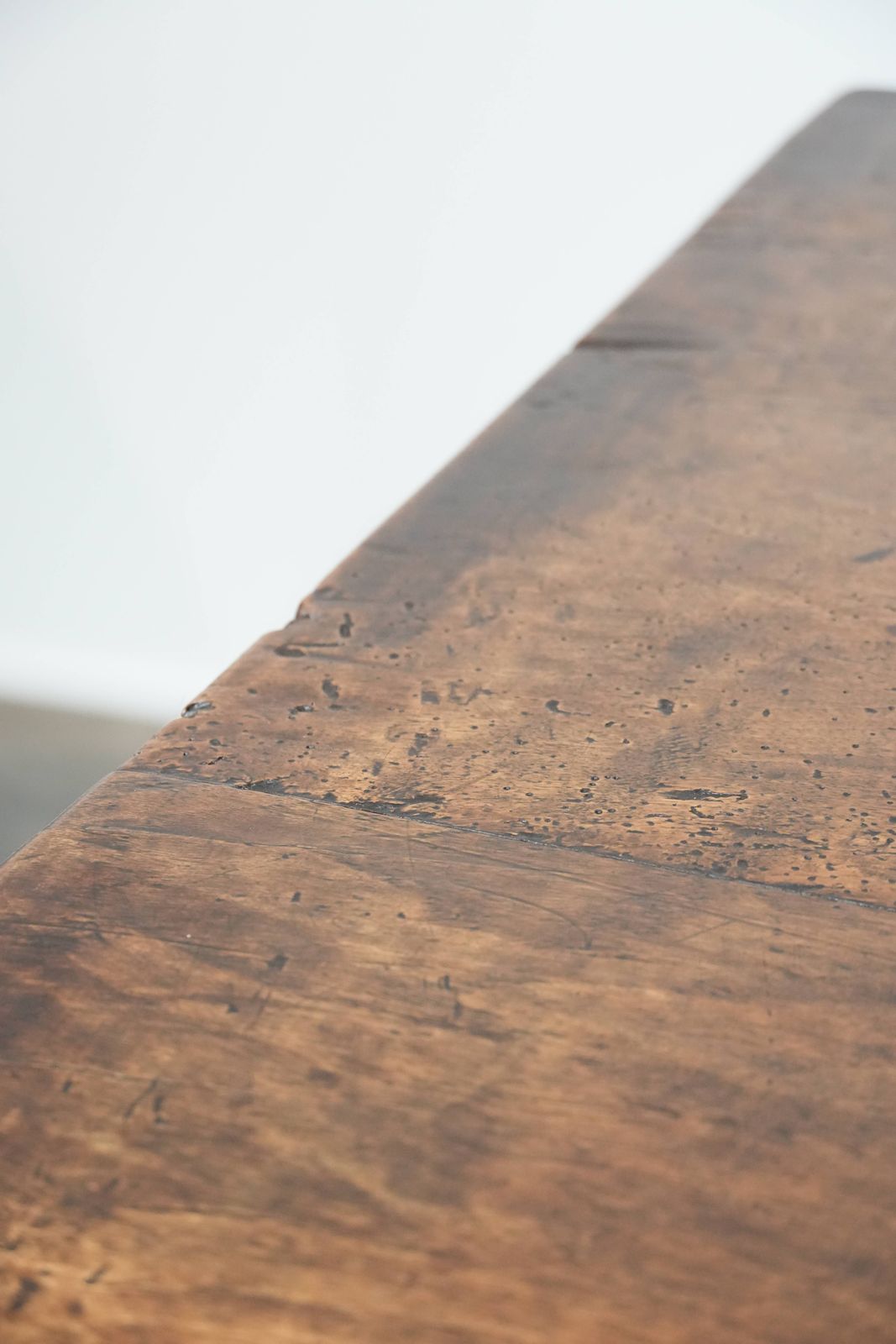 photo vinterior Antieke Spaanse Eettafel Uit De 18e Eeuw Met Smeedijzeren Onderstel In Uitzonderlijk Groot Formaat