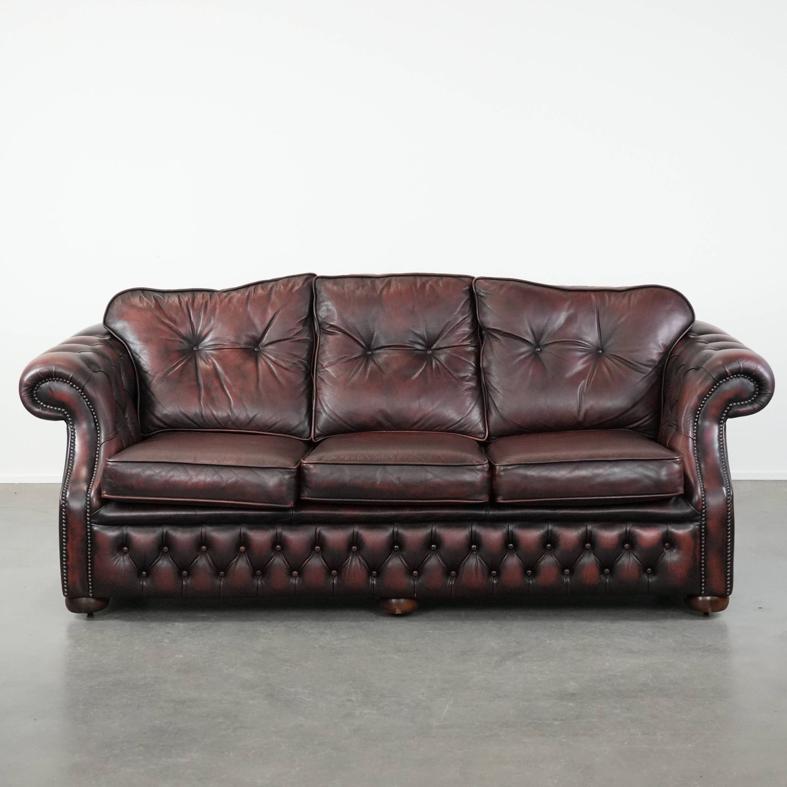 Rode 2,5 Zits Chesterfield Bank Op Engelse Wieltjes, Bekleed Met Dik Rundleer