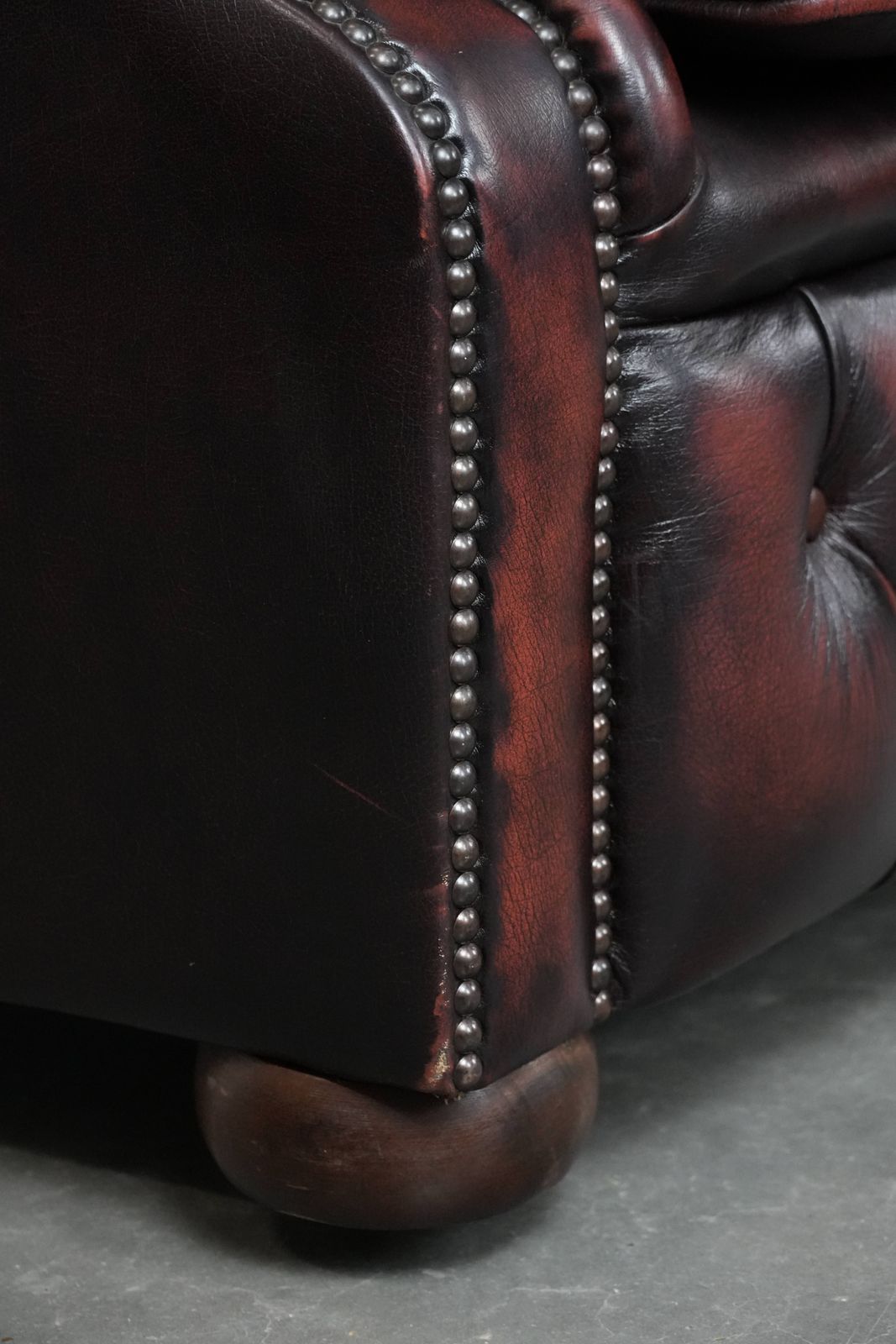 photo vintage Beautiful Red 2.5 Seater Chesterfield Sofa On English Style Wheels Made Of Thick Cow Leather