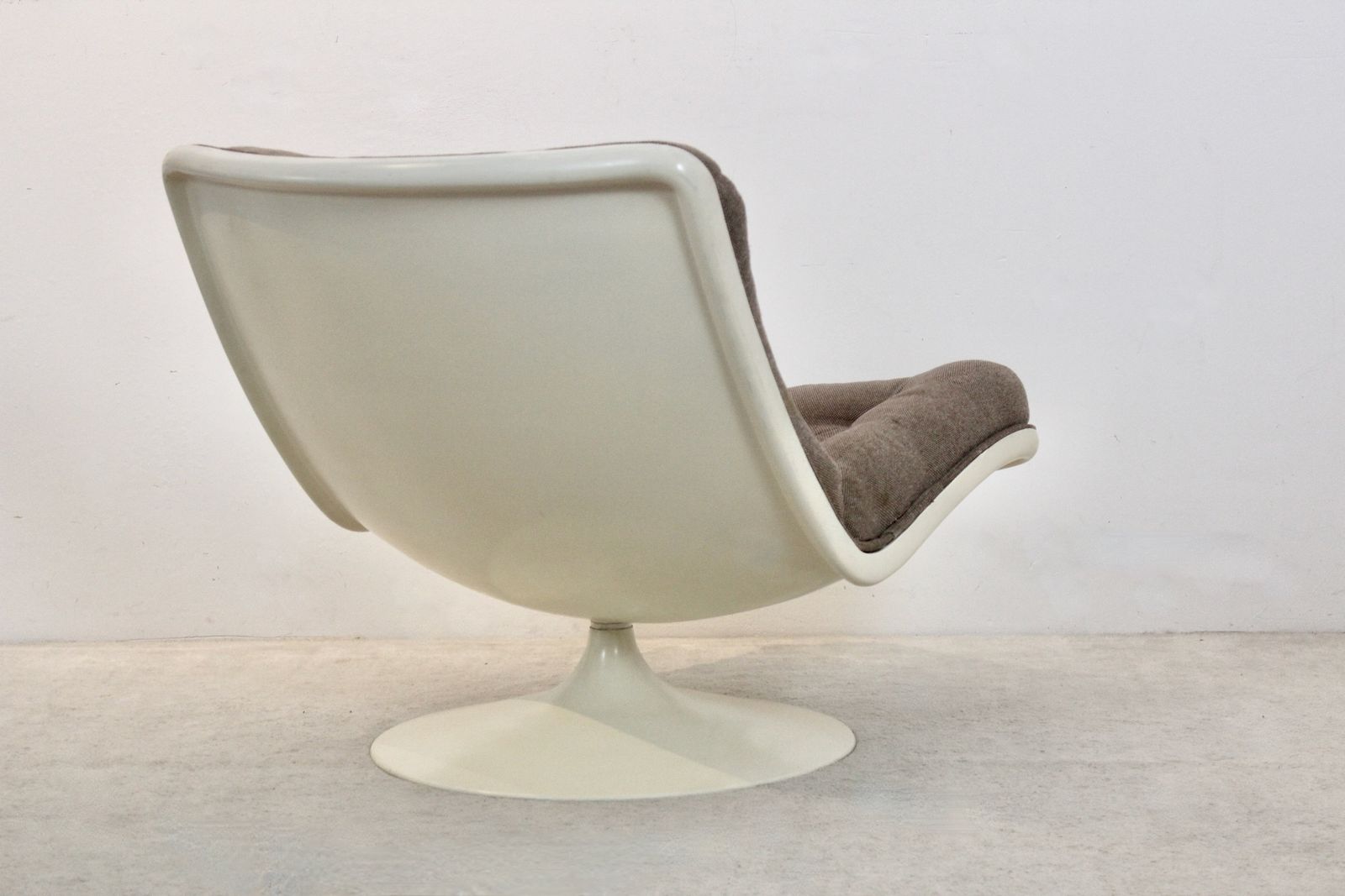 Artifort F976 Lounge Chair With Original Tufted Upholstery photo furniture