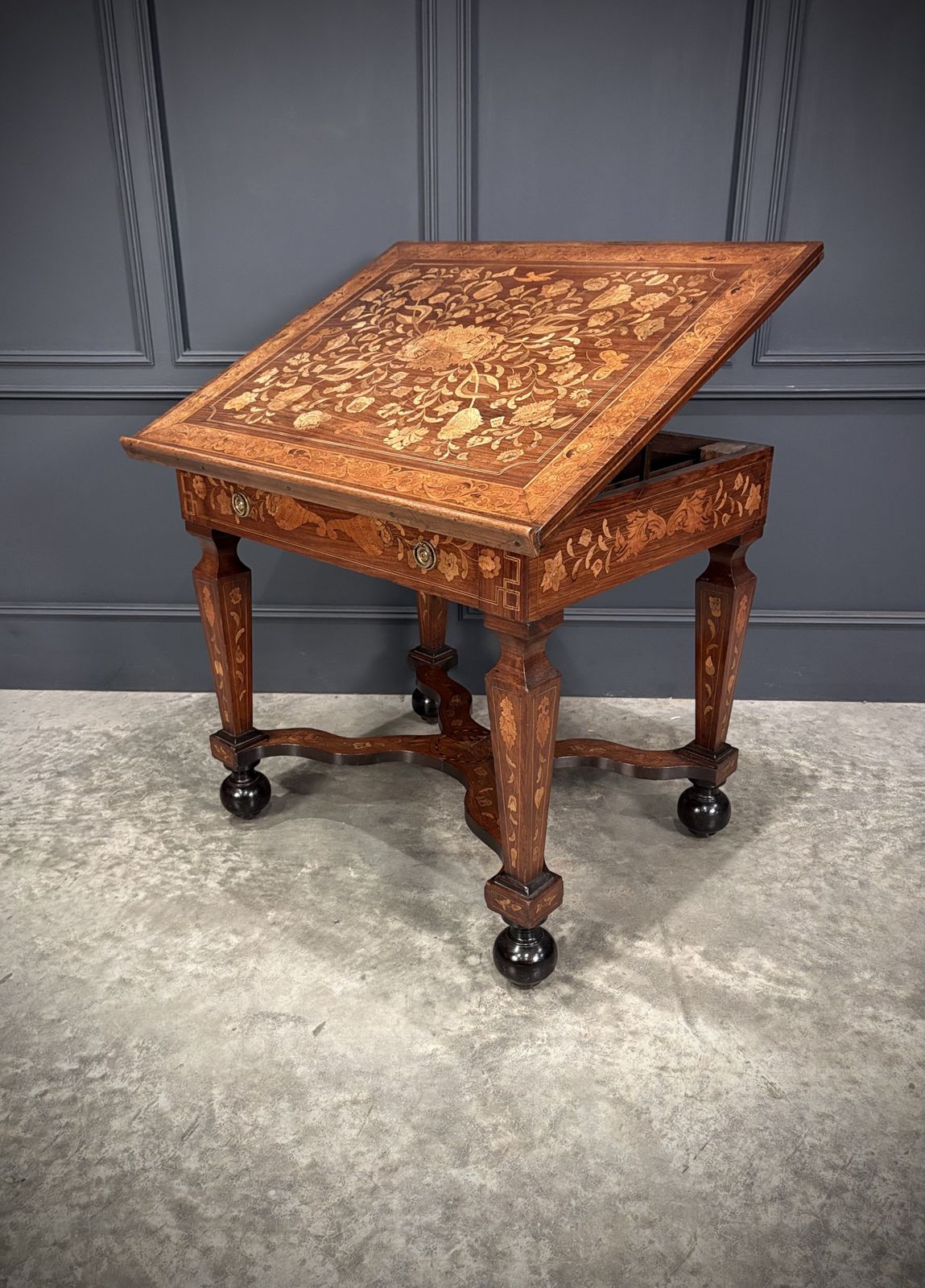 photo vintage Rare 18th Century Dutch Marquetry Inlaid Architects Table