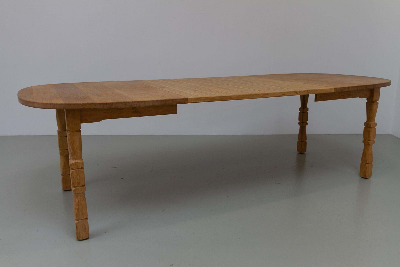 photo vintage Danish Brutalist Oak Extendable Dining Table By Henning Kjærnulf, 1970s.