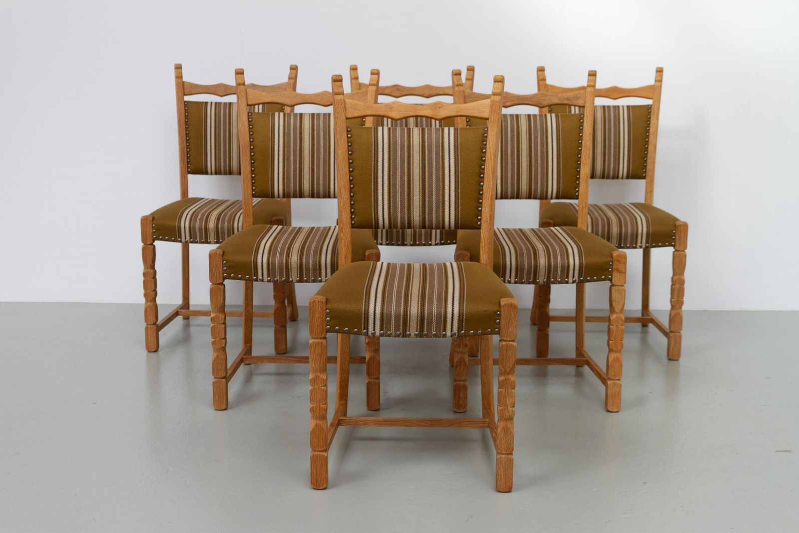 Danish Brutalist Oak Dining Chairs By Henning Kjærnulf, 1970s. Set Of 6. photo vinterior