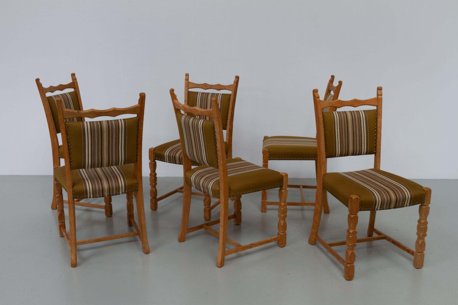 photo vintage Danish Brutalist Oak Dining Chairs By Henning Kjærnulf, 1970s. Set Of 6.