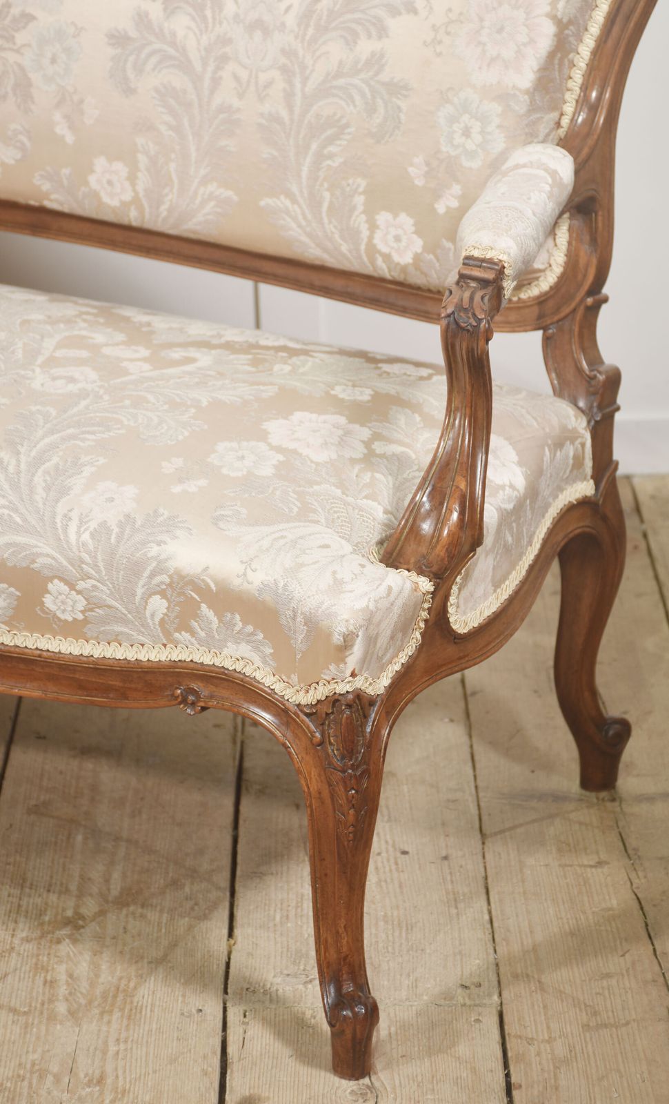 Louis XV Style Carved Walnut Settee With Damask Upholstery photo vinterior