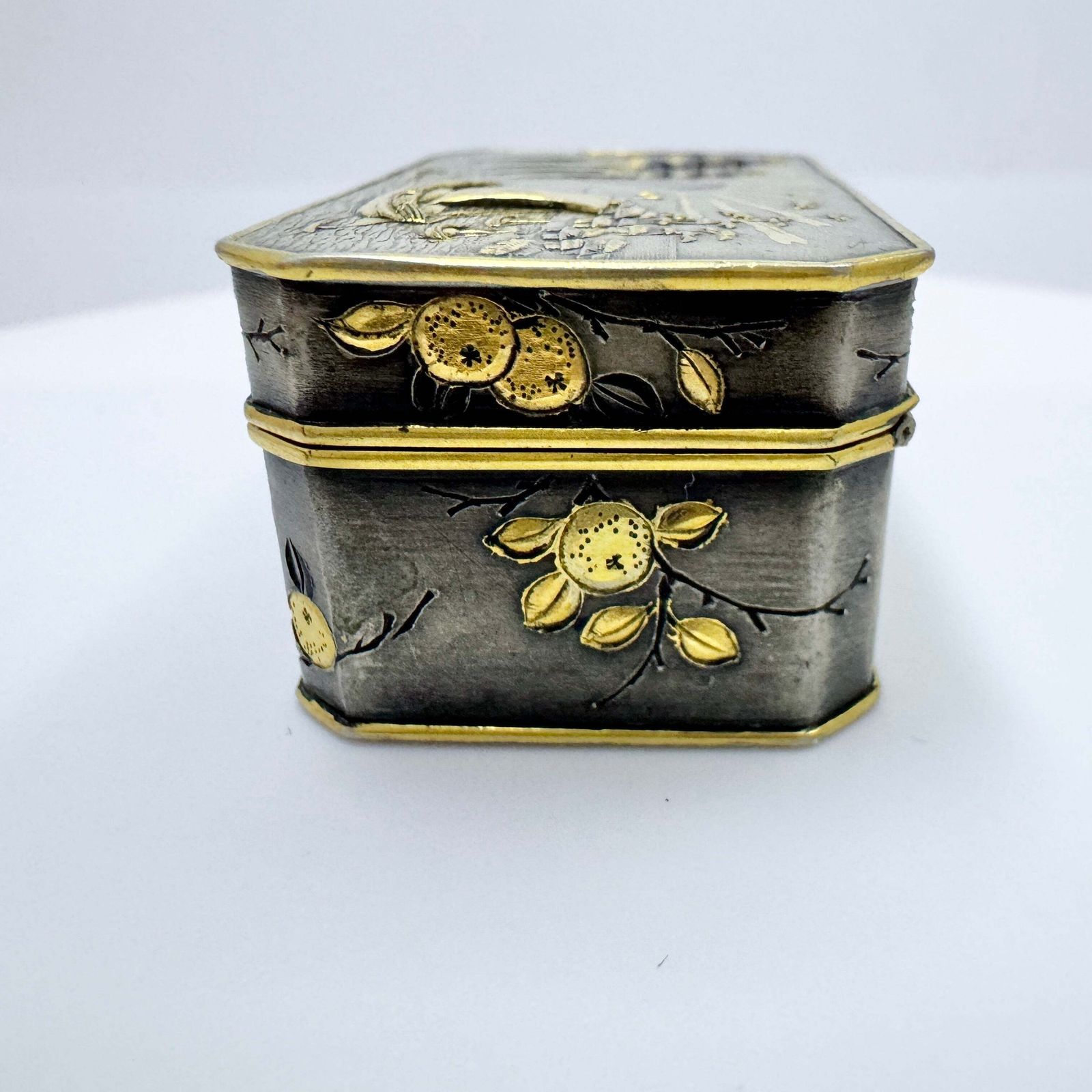 Japan Meiji Era Early 1900s. Antique Mixed Metal Pill Trinket Box. Signed. photo vinterior