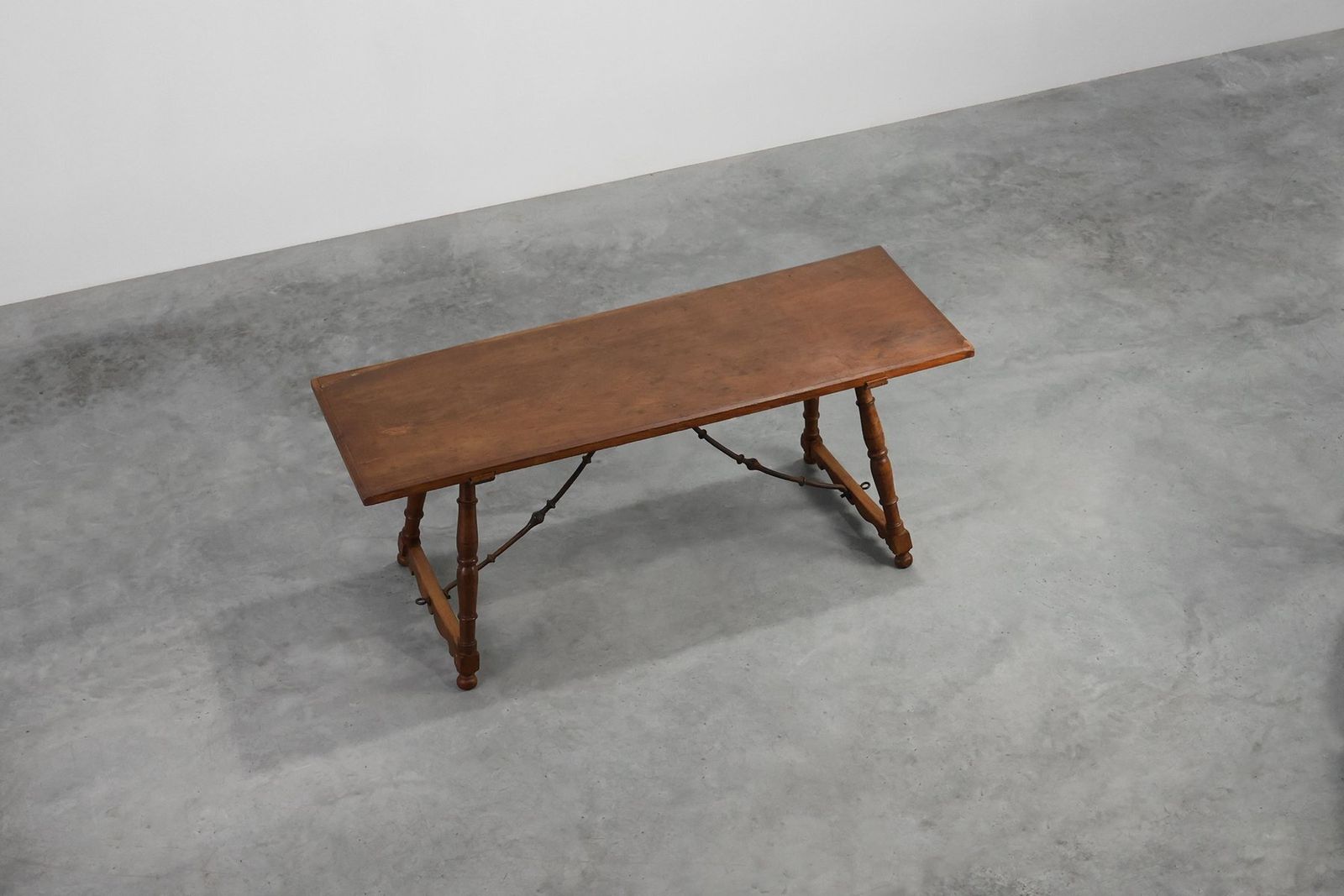photo vinterior Antique Spanish Walnut Trestle Table With Iron Stretcher, 1700s