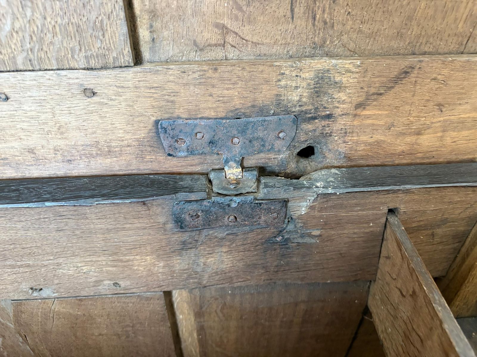 photo vinterior Late 17th Century English Joined Oak Coffer (C.1680–1700)
