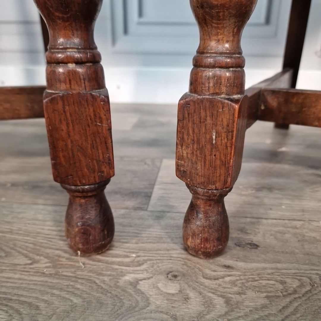 photo vintage Antique Oak Dining Chairs Slat Back Leather Effect Seats Pair Vintage Seats