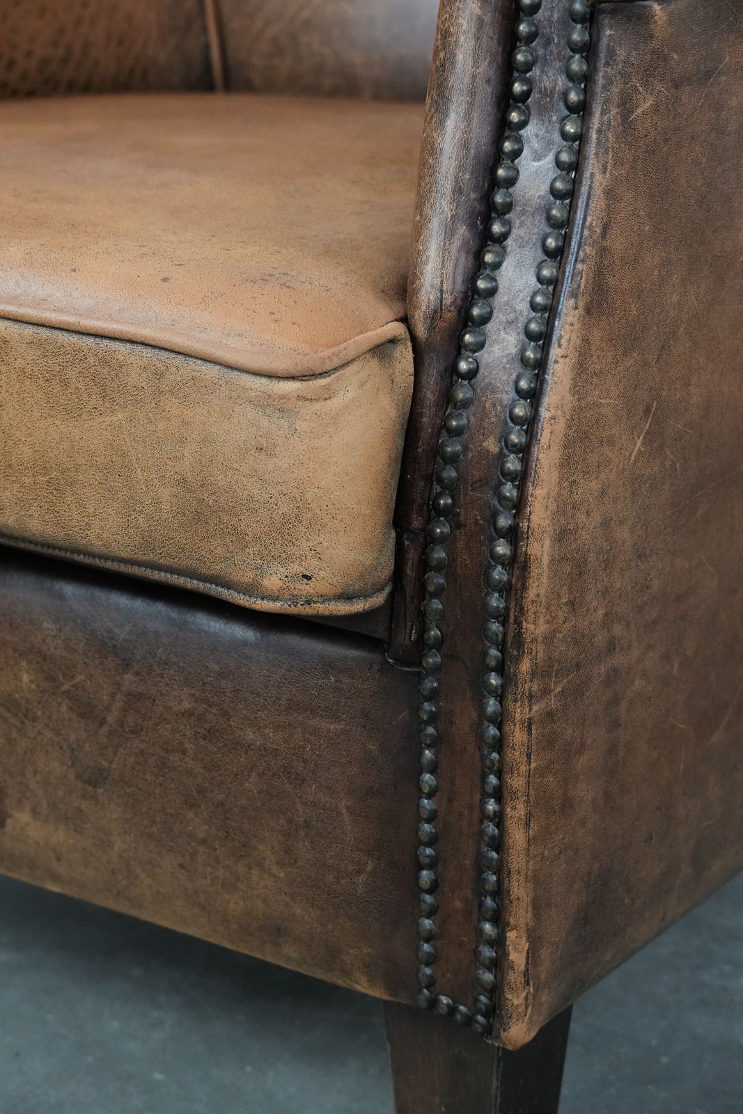 Meubels Tijdloze Vintage Schapenleren Club Fauteuil Met Karakter En Mooie Patina photo