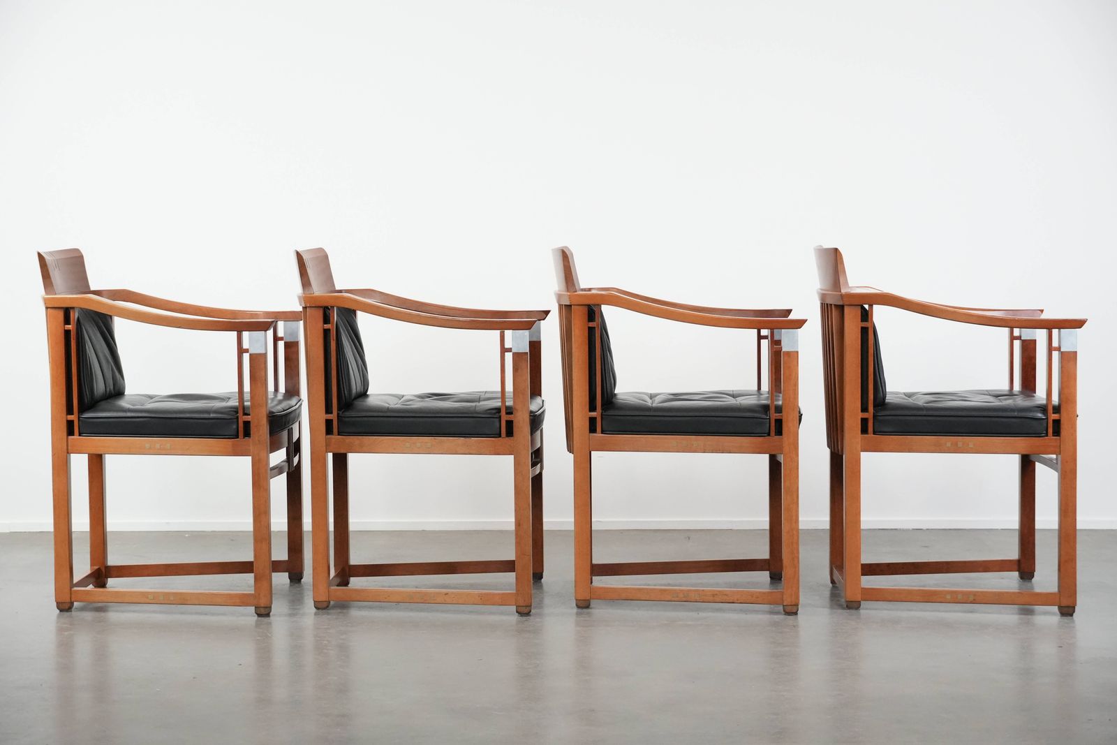 Set Van 4 Luxe Zwartleren Art Deco Eetkamerstoelen Met Armleuningen Van Schuitema, Uit De Decoform Serie photo for sale