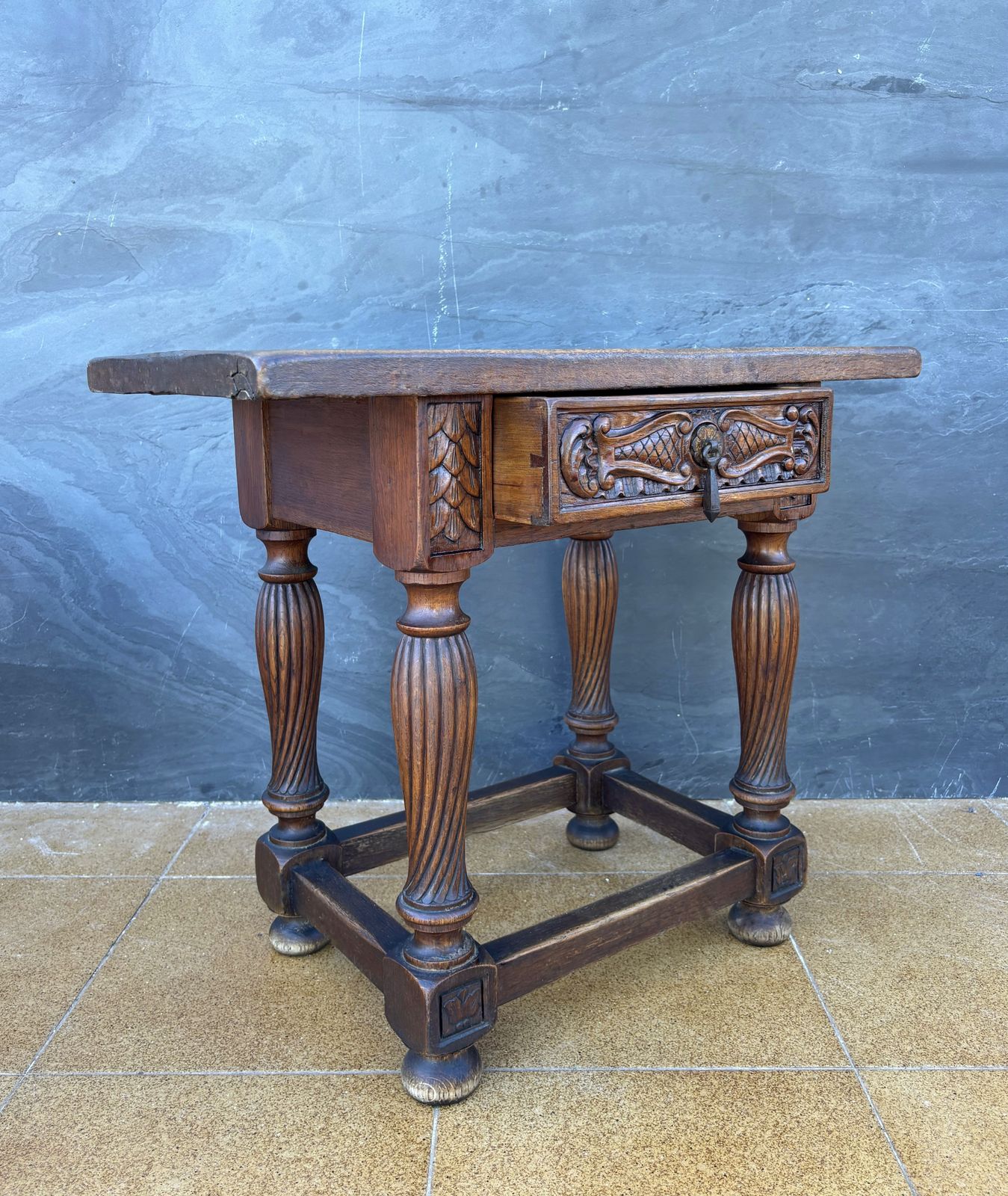 Spaanse Renaissance Revival eiken bijzettafel met lade, begin 20e eeuw photo for sale
