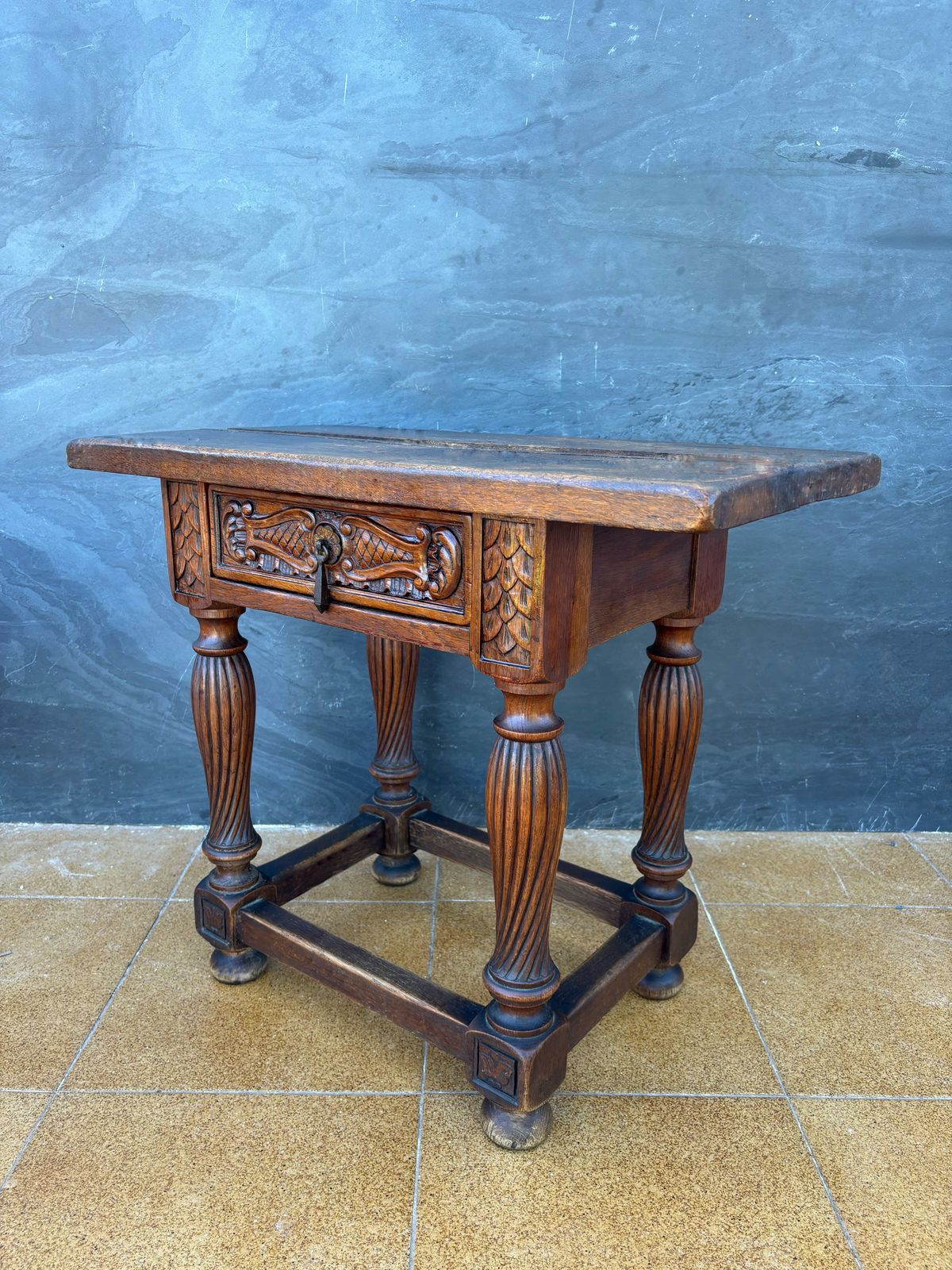 Spaanse Renaissance Revival eiken bijzettafel met lade, begin 20e eeuw photo Meubels