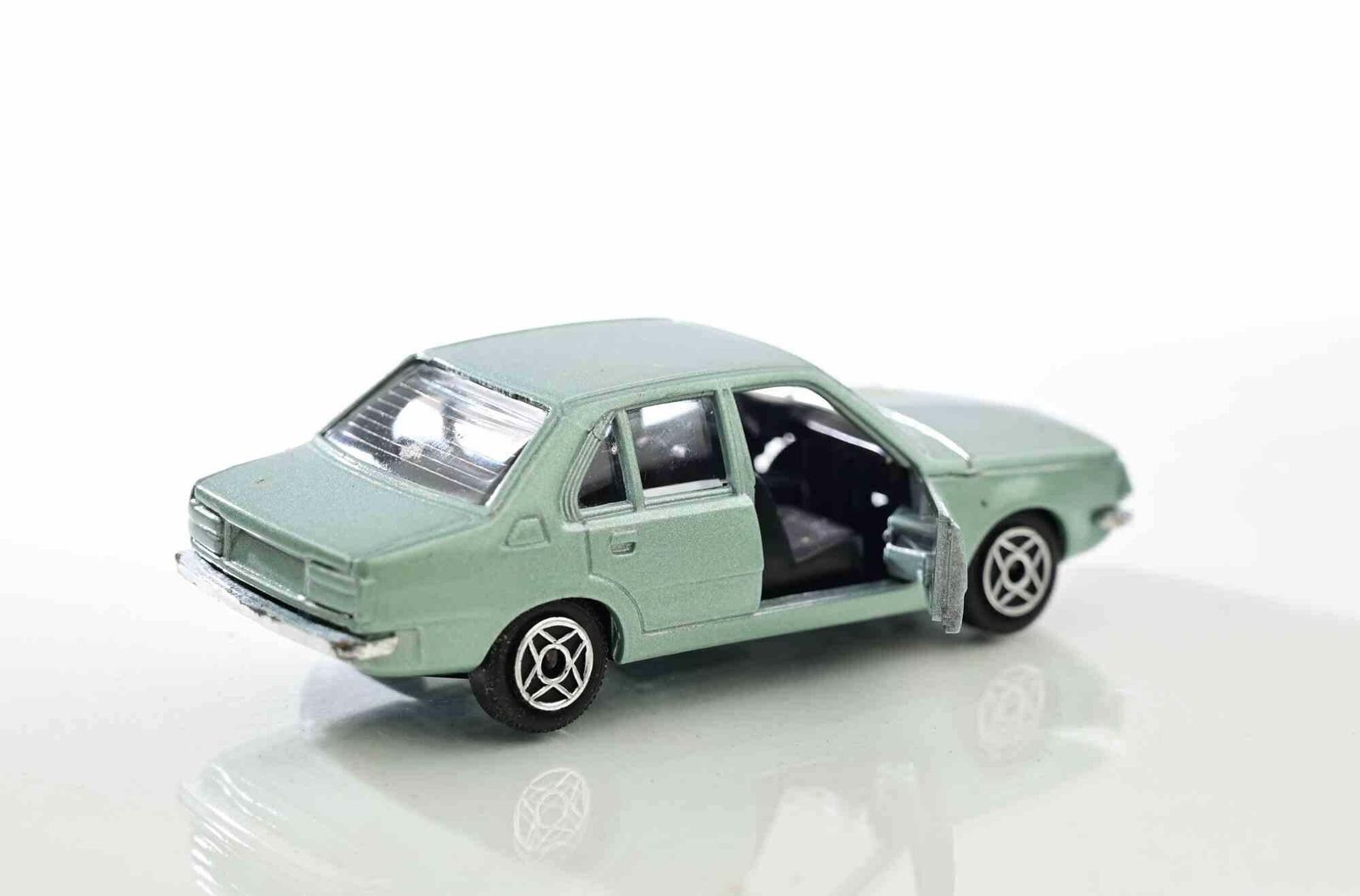 Solido Renault 18 – No. 1318 (1:43 Scale),  Italy 1970s photo furniture