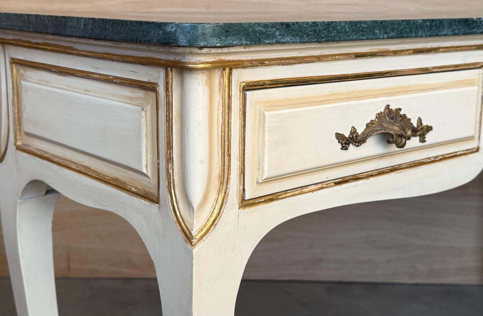 photo for sale Console française du XXe siècle laquée blanc, plateau en marbre vert