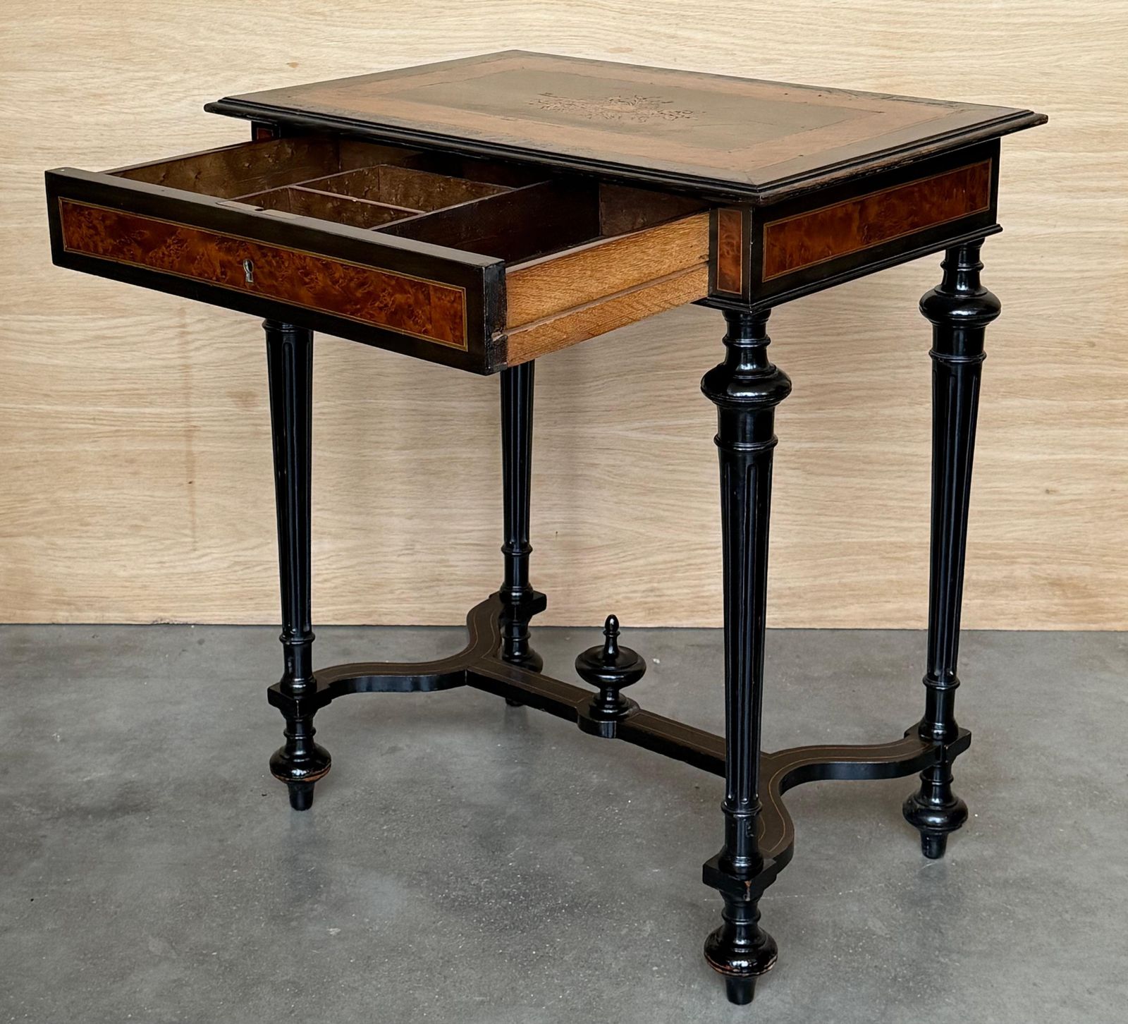 photo for sale Table de couture ou table d'appoint Napoléon III en bois et marqueterie, France, fin du XIXe siècle