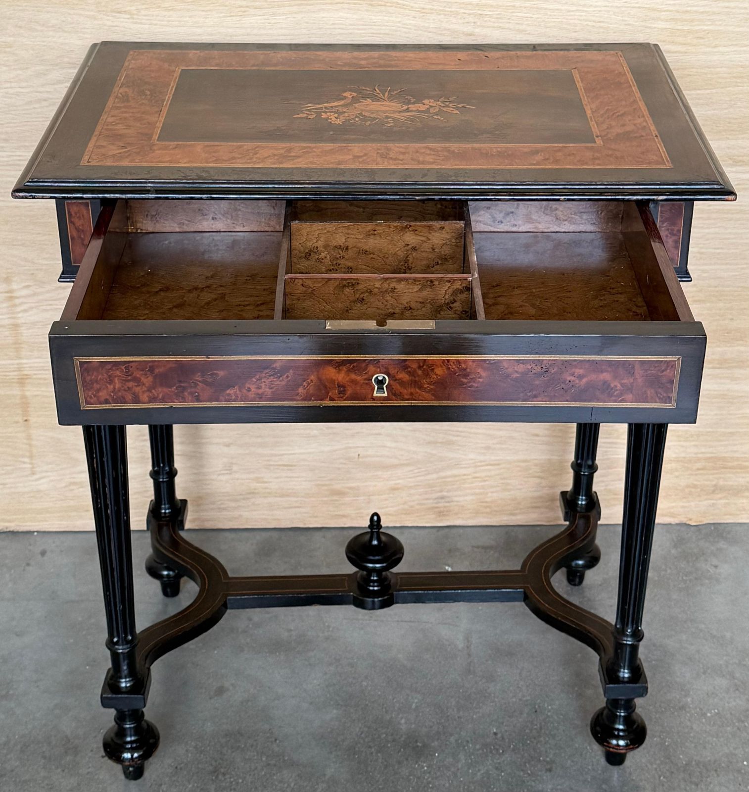 Mobilier Table de couture ou table d'appoint Napoléon III en bois et marqueterie, France, fin du XIXe siècle photo