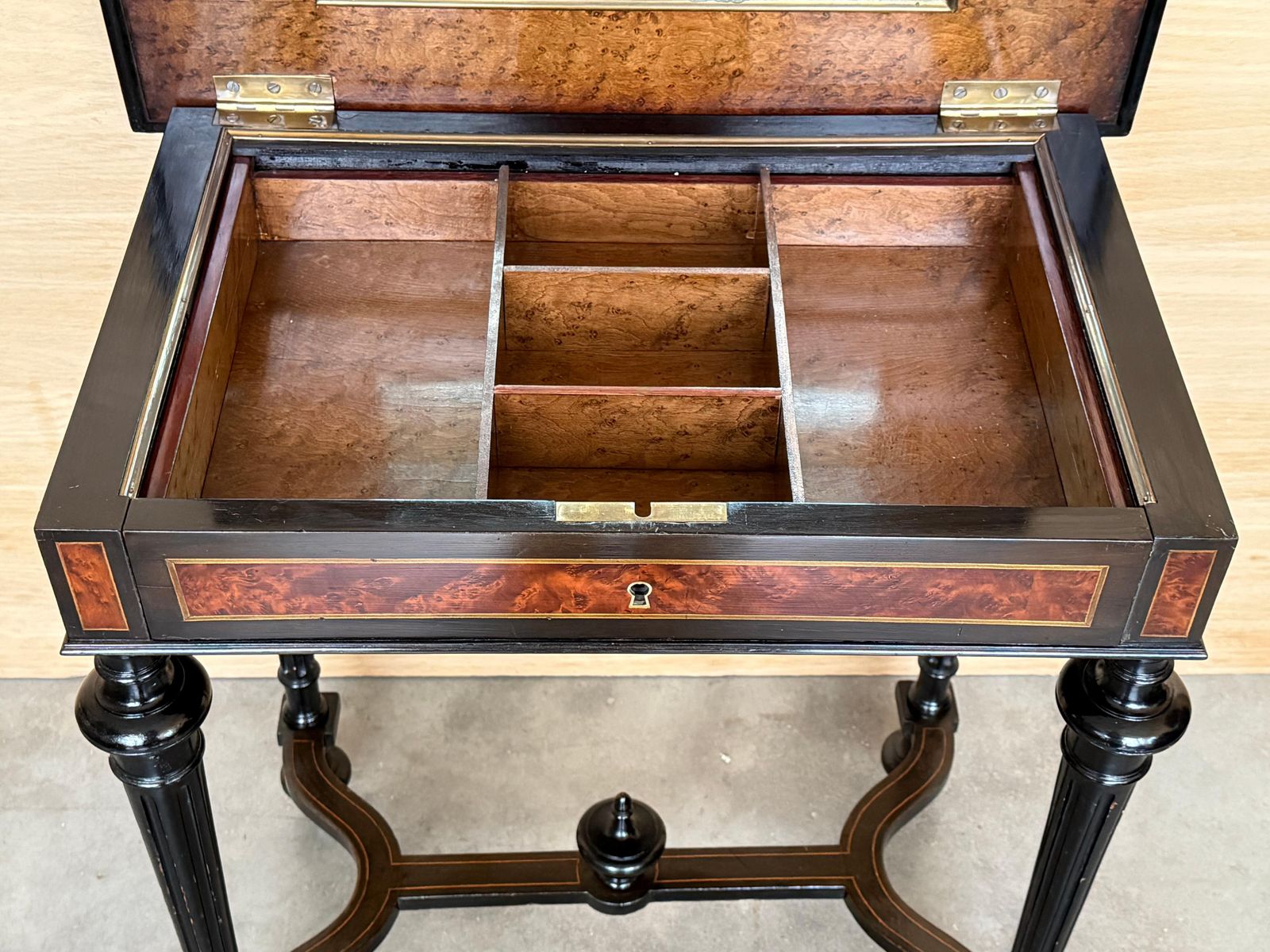 photo vinterior Table de couture ou table d'appoint Napoléon III en bois et marqueterie, France, fin du XIXe siècle