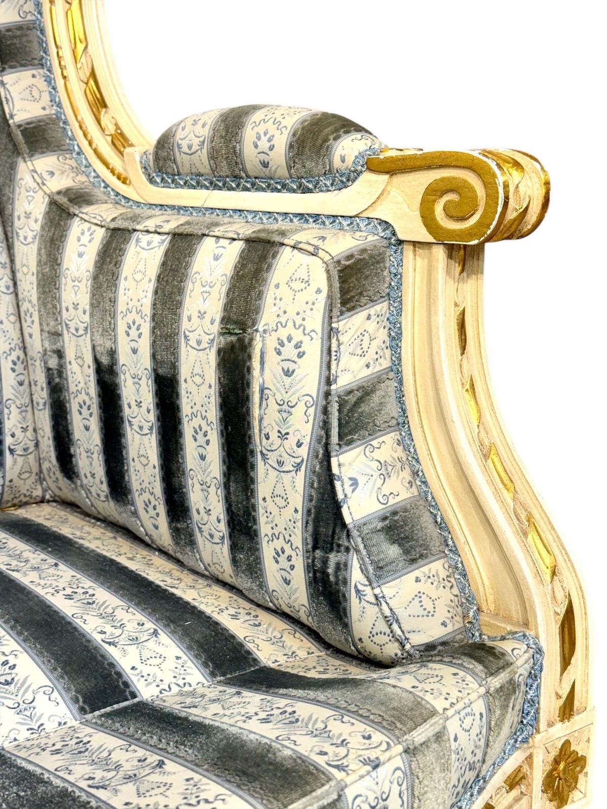 photo vinterior Early 20th Century French Louis XVI Style Painted And Gilded Two Seat Sofa