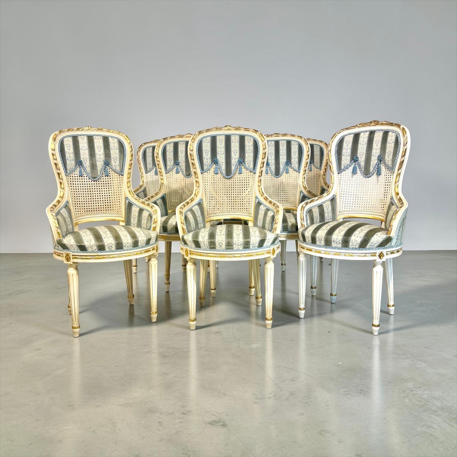 photo vintage Set Of Eight French Louis XVI Style Painted & Gilt Dining Chairs, Caned Backs