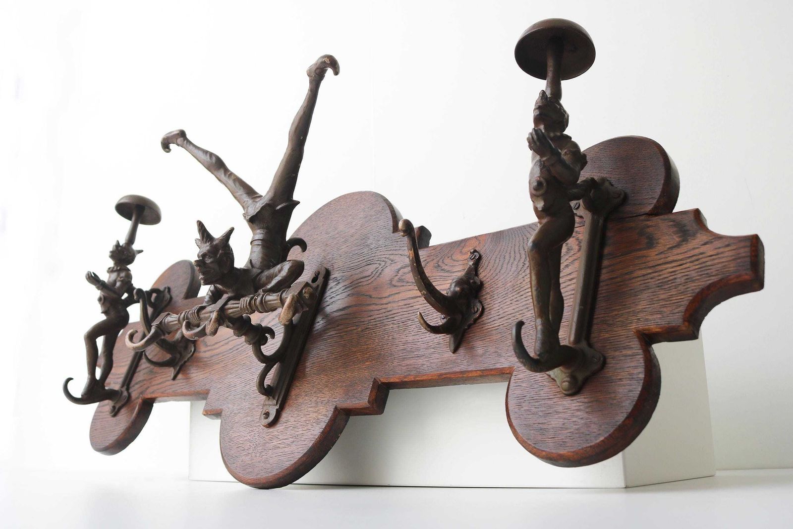 photo furniture Unieke Victoriaanse Eiken Wandkapstok Met Gietijzeren Nar  En Olifanthaken – Antiek Figuratief Halrek – Decoratieve Entreeopberging