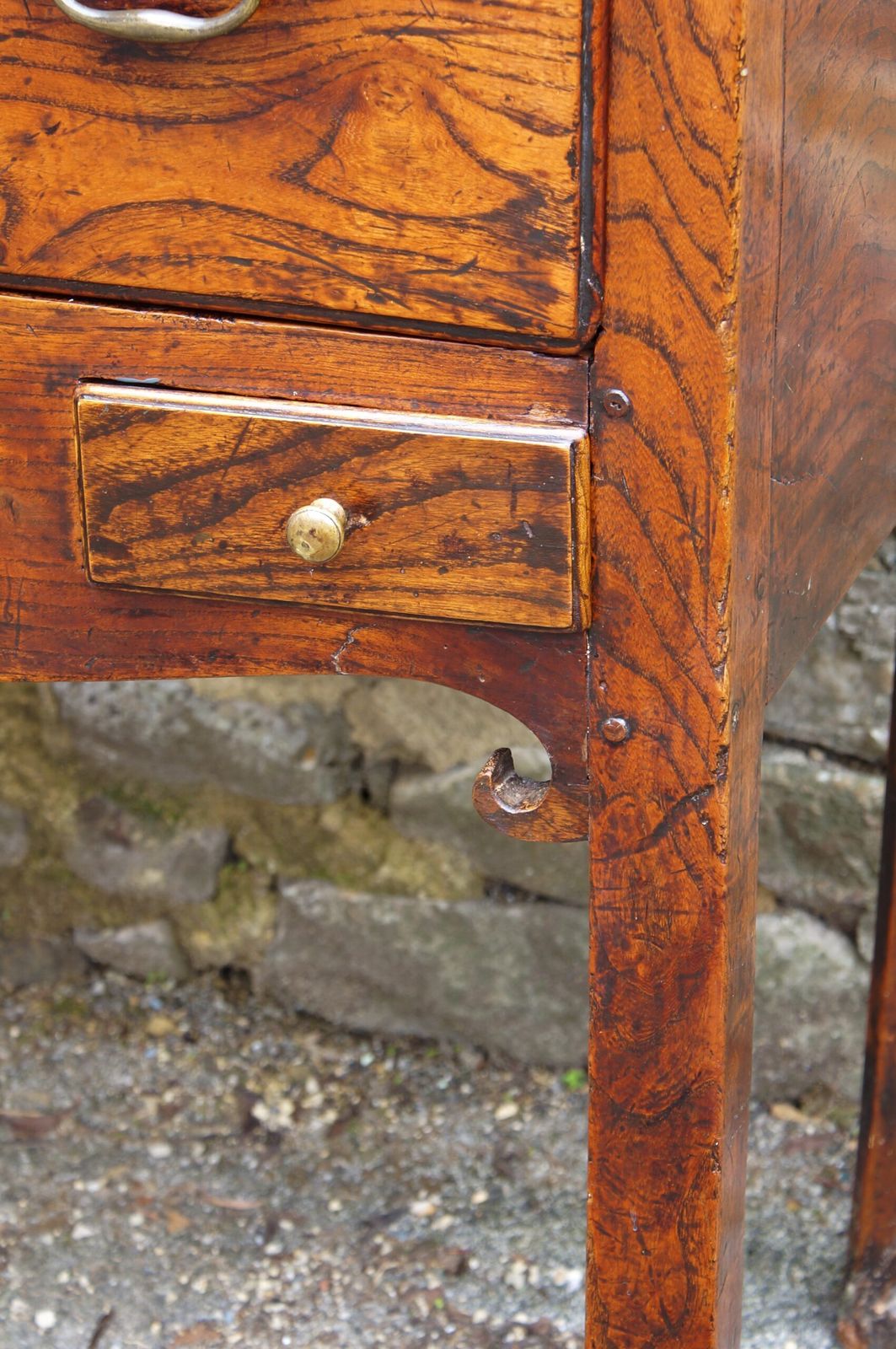 An Exceptional Elm 18th Century Dresser. photo vinterior