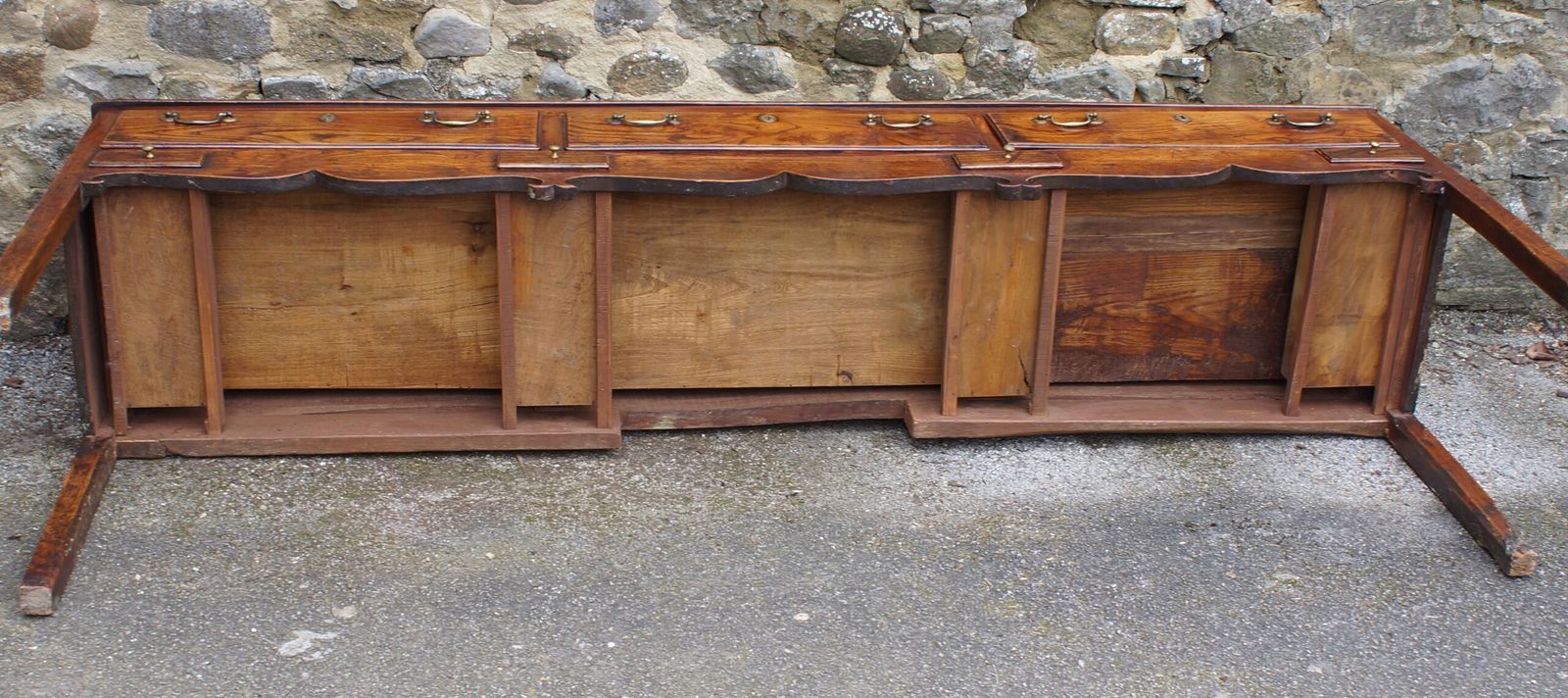 photo vintage An Exceptional Elm 18th Century Dresser.