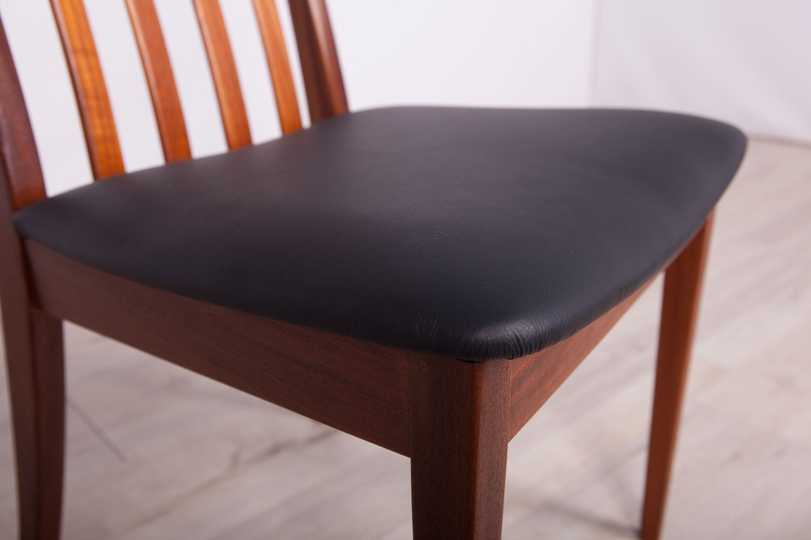 photo vinterior Vintage Teak & Leather Dining Chairs By Leslie Dandy For G Plan, 1960s, Set Of 4