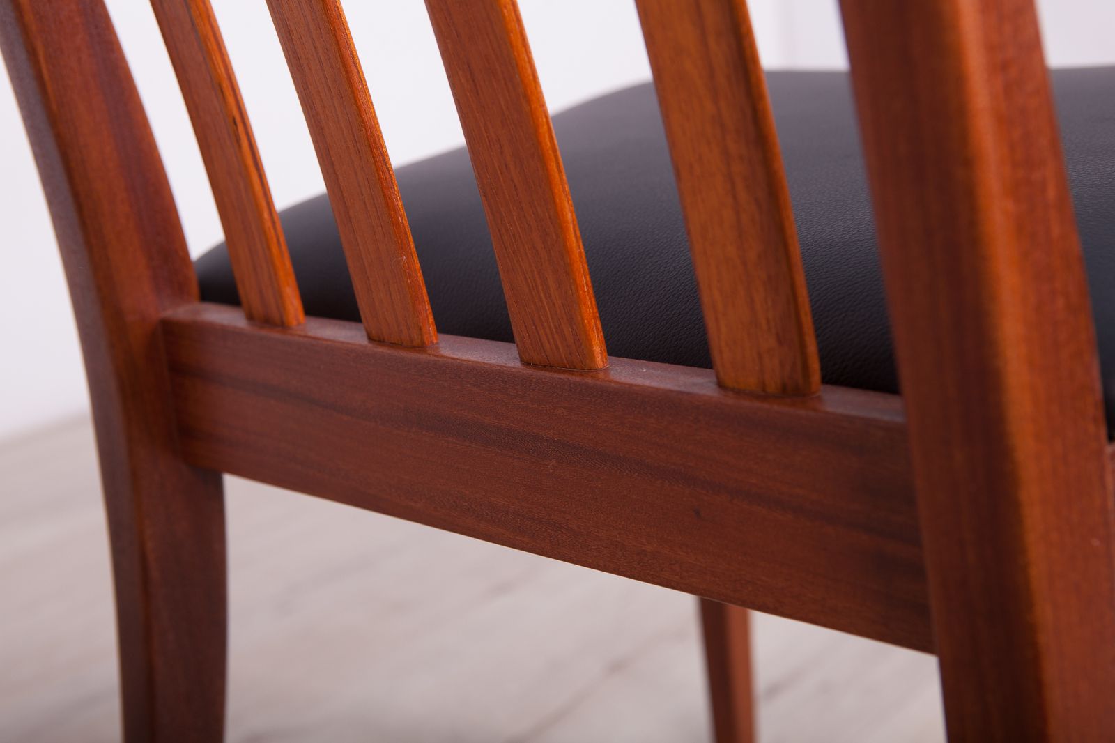 photo vintage Vintage Teak & Leather Dining Chairs By Leslie Dandy For G Plan, 1960s, Set Of 4