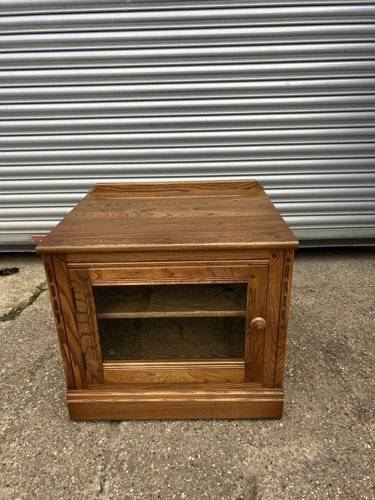 Ercol Mural Golden Dawn Elm Tv Stand