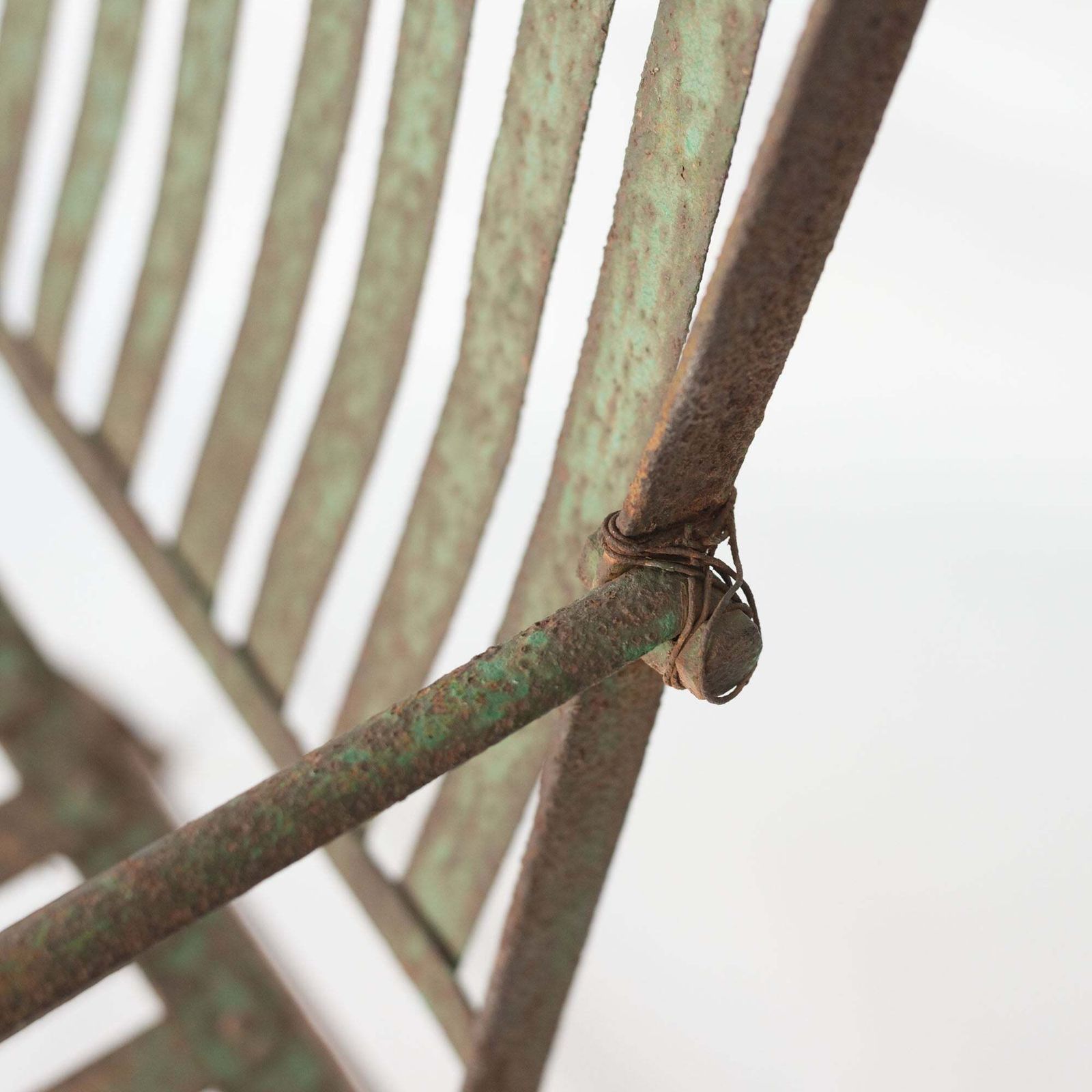 Paar antieke smeedijzeren tuinstoelen, Frans of Spaans. photo buy