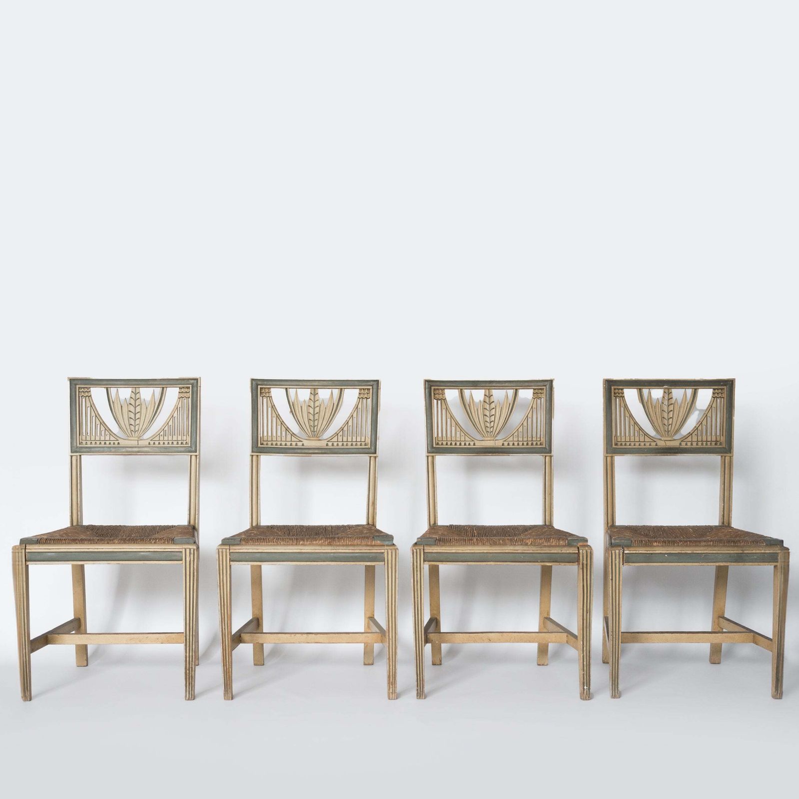 Set Van Vier Neoklassieke Geschilderde Eetkamerstoelen.