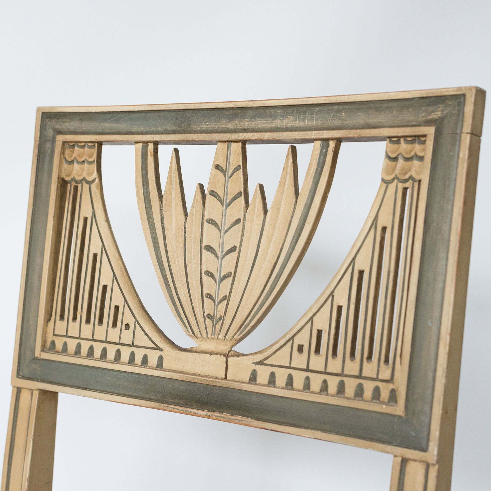 Set Van Vier Neoklassieke Geschilderde Eetkamerstoelen. photo furniture