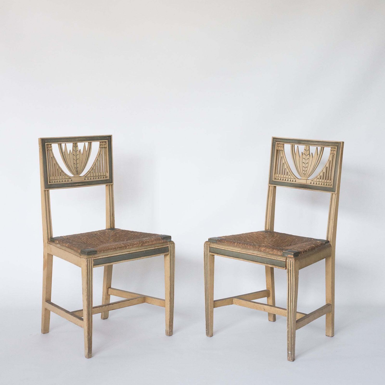 Set Van Vier Neoklassieke Geschilderde Eetkamerstoelen. photo Meubels