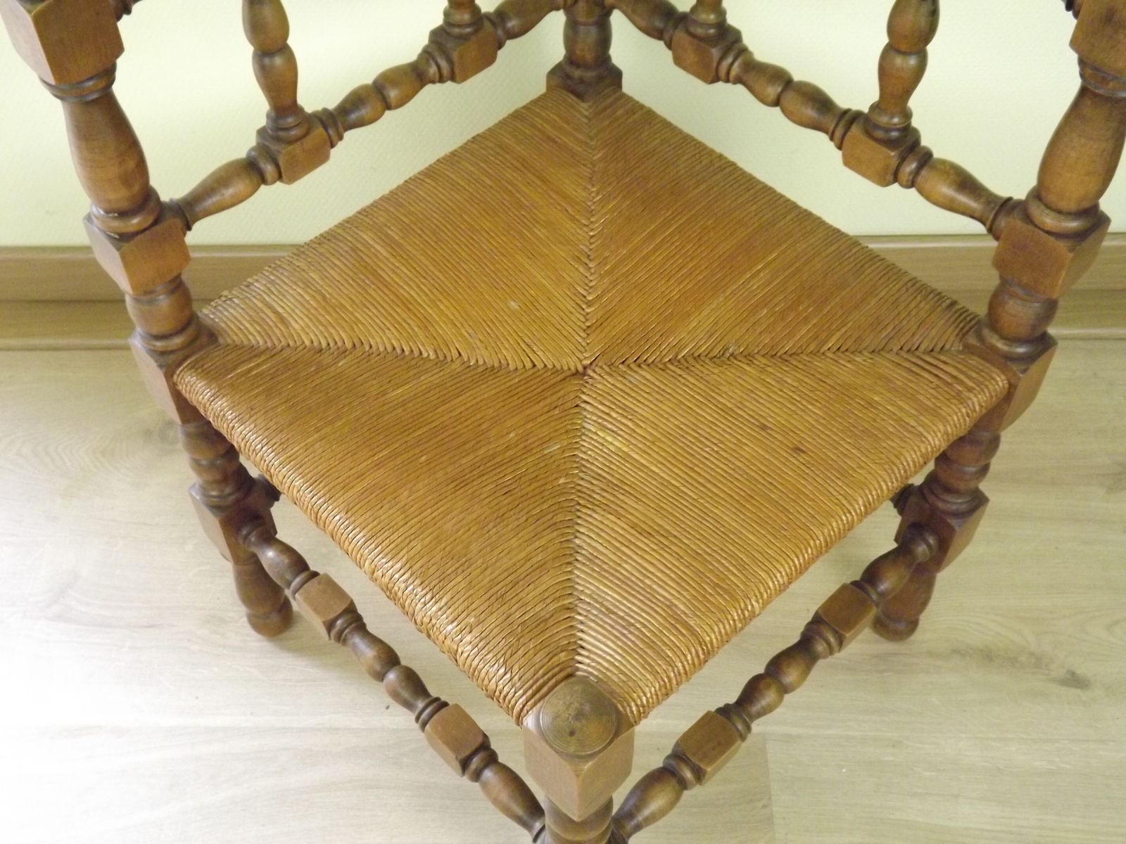 Mobilier Paire de chaises d'époque françaises à pieds tournés en bois et sièges en jonc photo