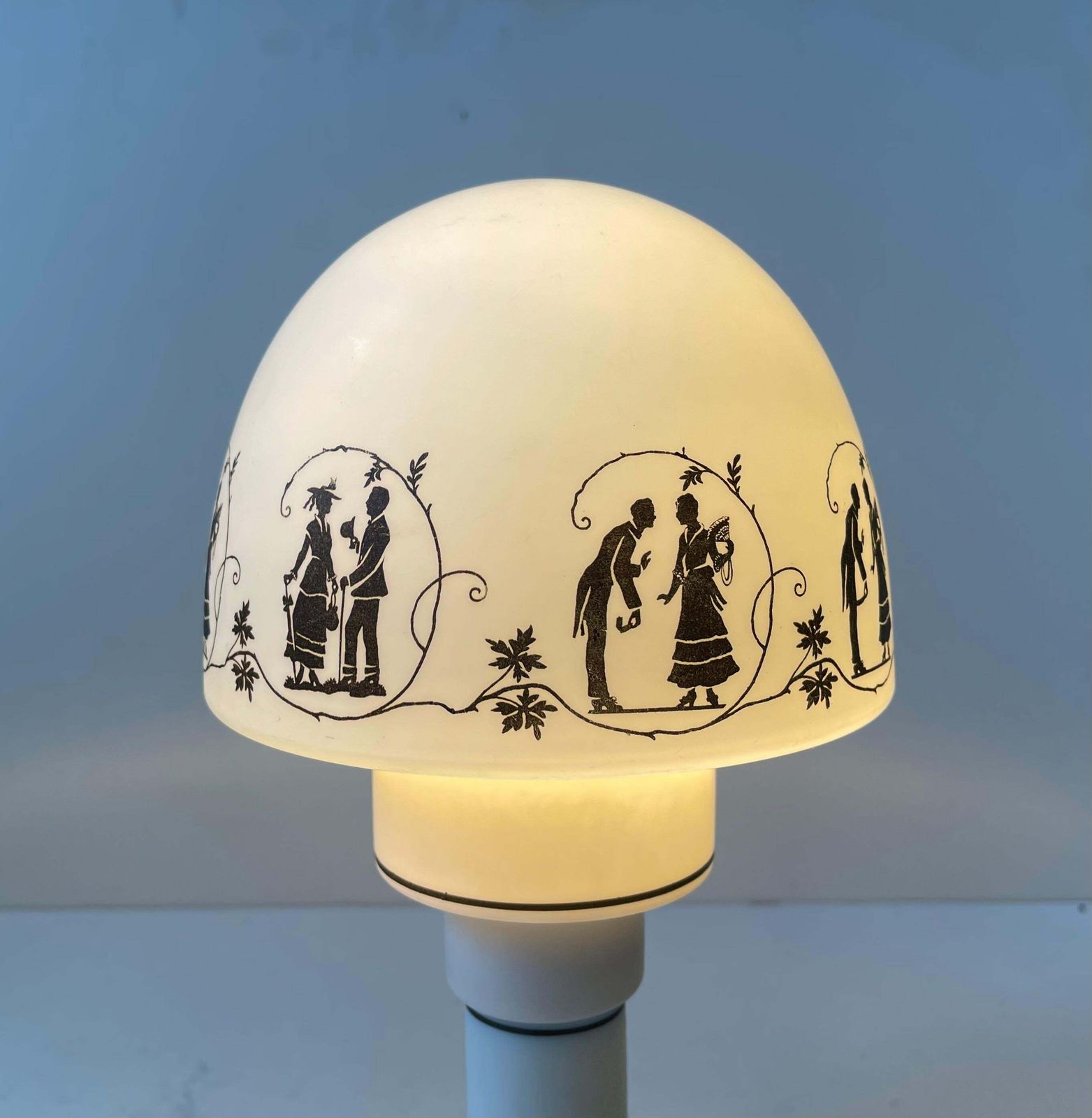Parisian Art Deco Milk Glass Table Lamp W. Romantic Silhuets, 1920s photo vintage
