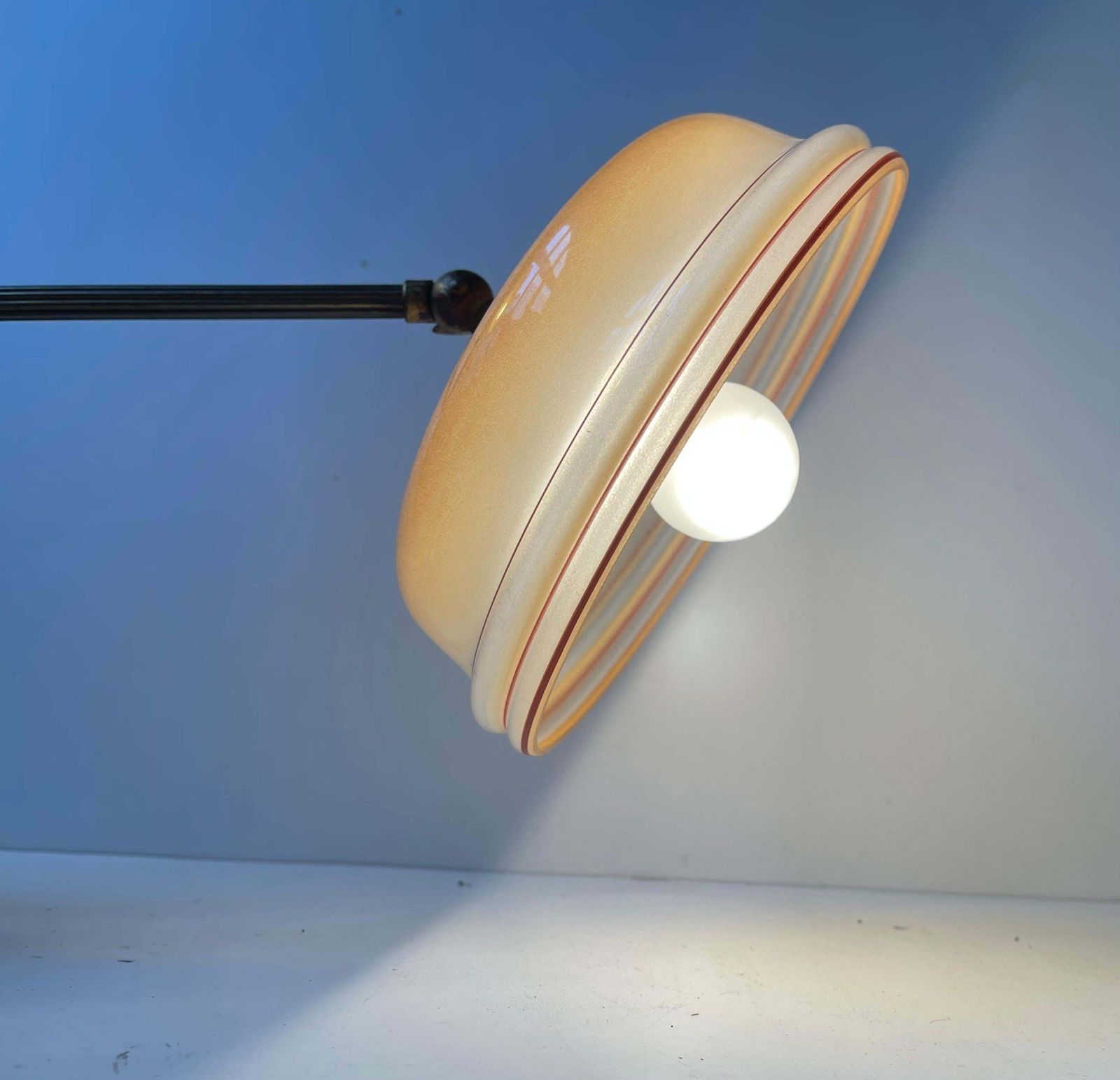 photo vintage Parisian Art Deco Milk Glass Table Lamp W. Romantic Silhuets, 1920s